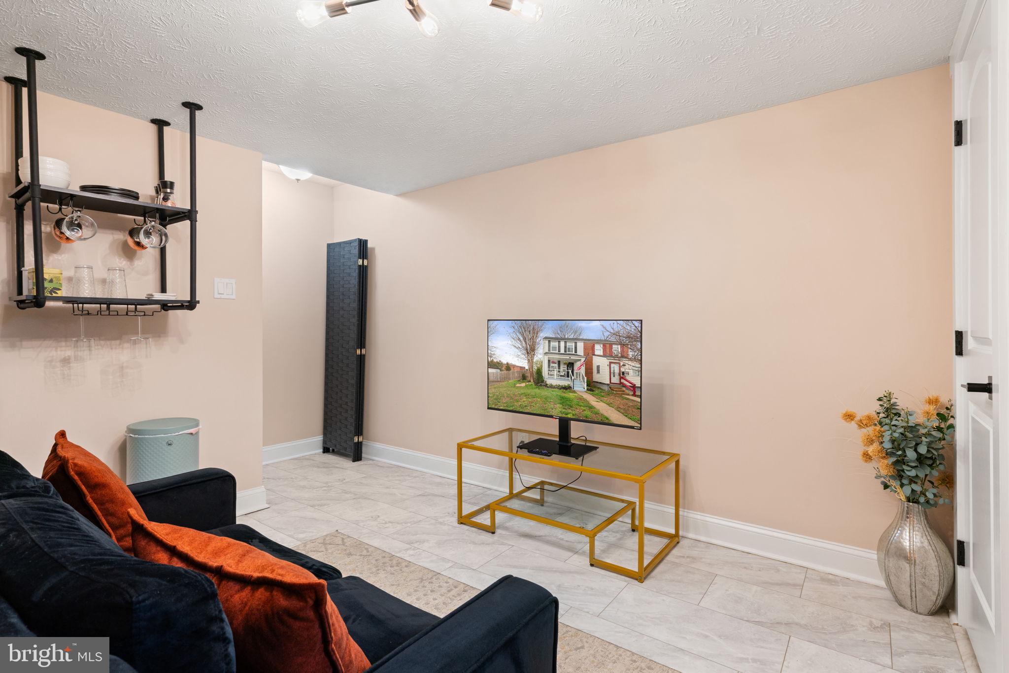 6106 N KINGS HIGHWAY