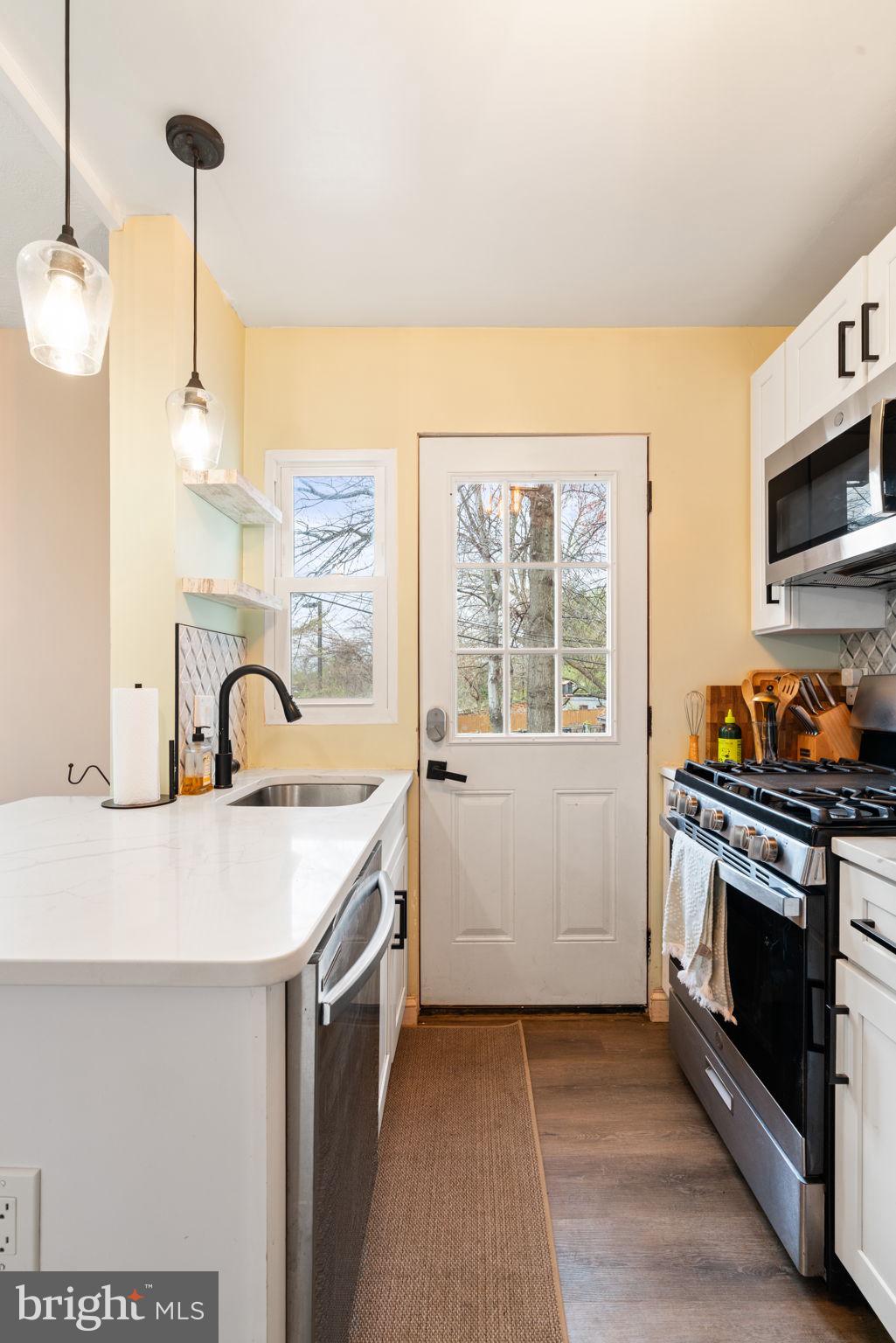 6106 N KINGS HIGHWAY