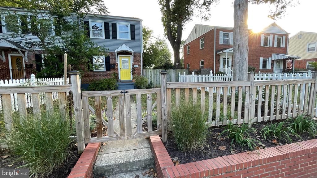 2221 ARLINGTON TERRACE