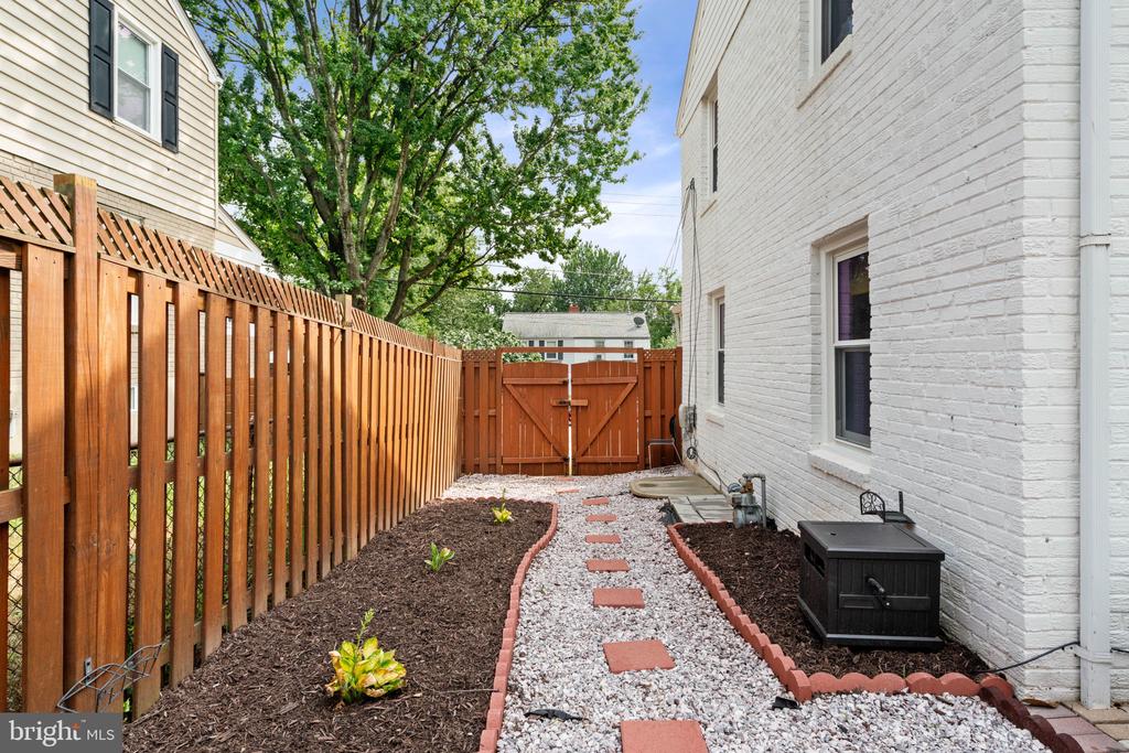 2720 JEFFERSON DRIVE