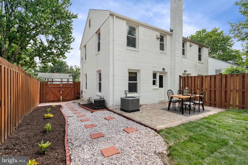 2720 JEFFERSON DRIVE