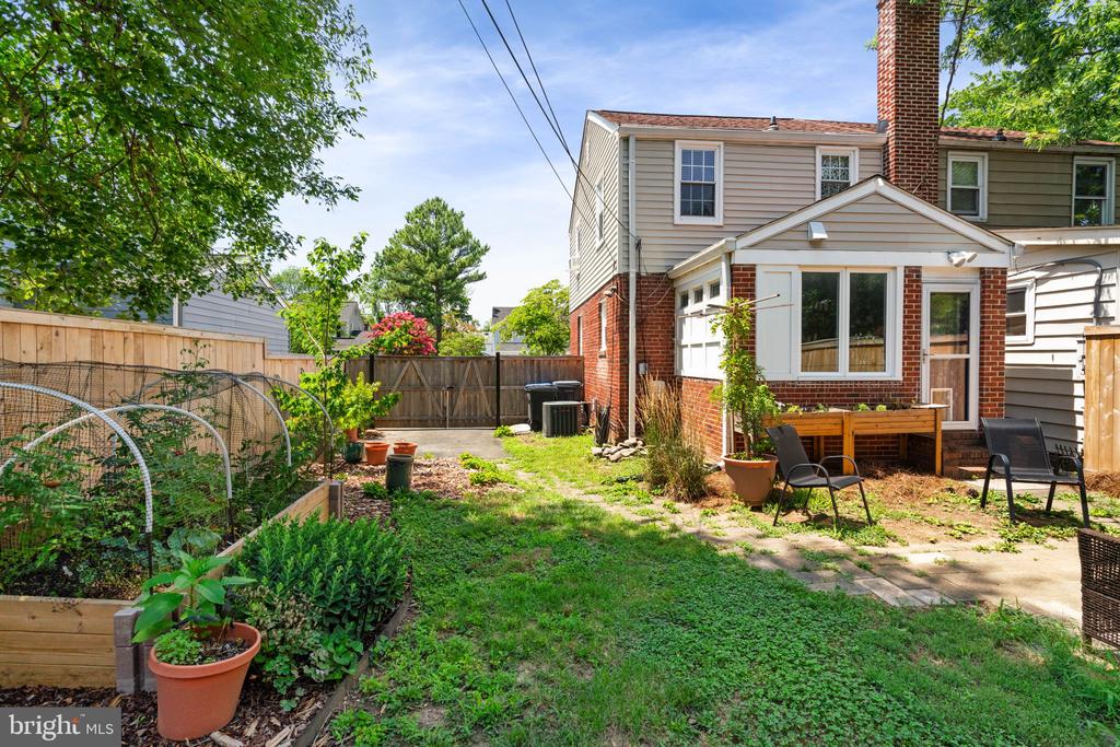 6011 WILLIAMSBURG ROAD