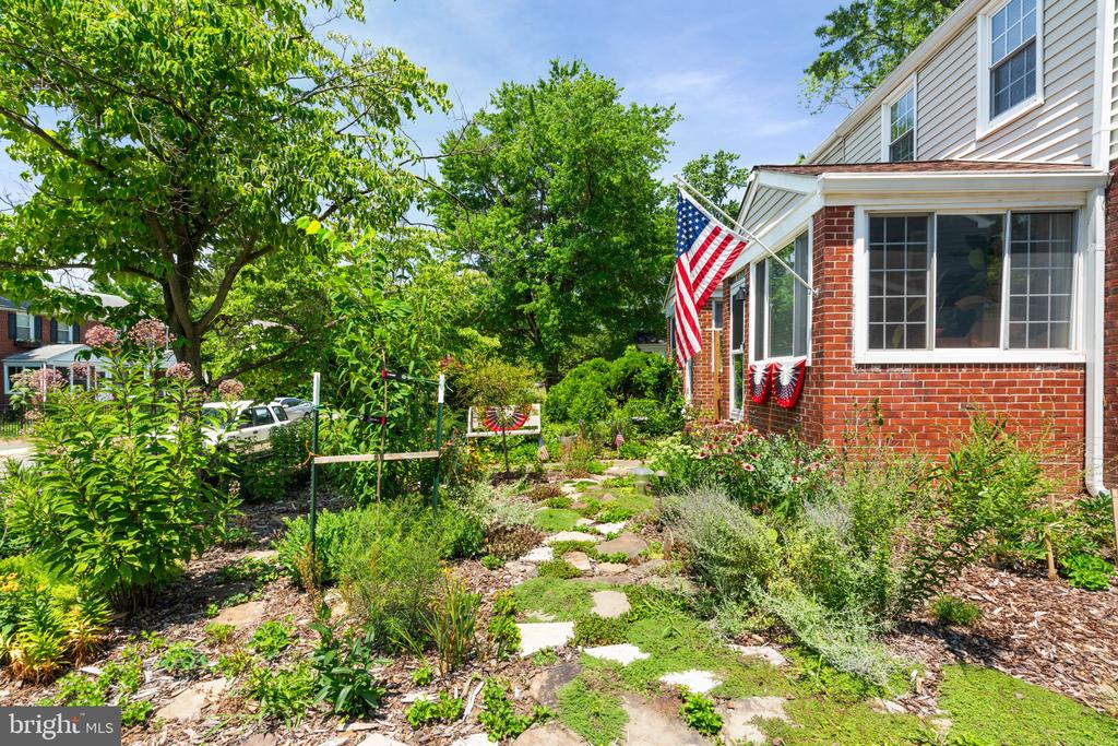 6011 WILLIAMSBURG ROAD