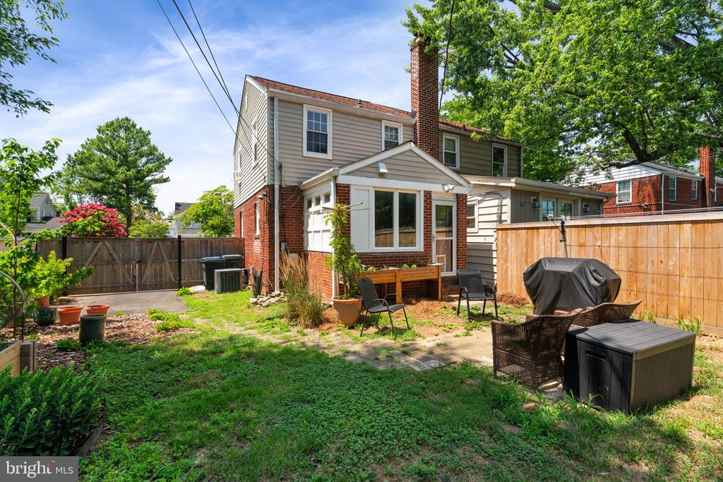 6011 WILLIAMSBURG ROAD