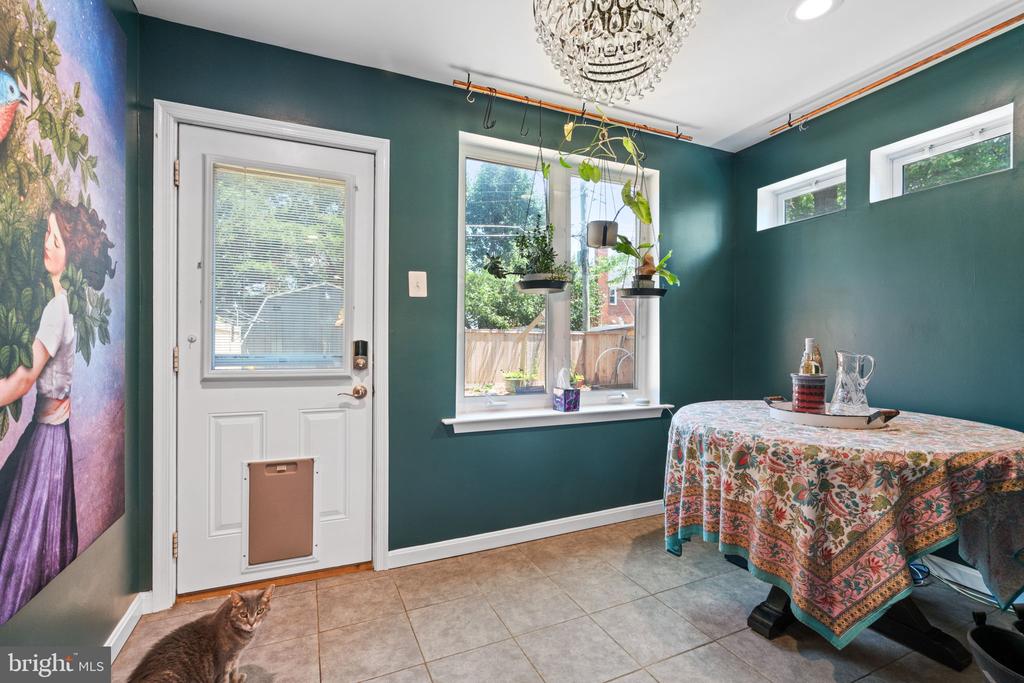 6011 WILLIAMSBURG ROAD