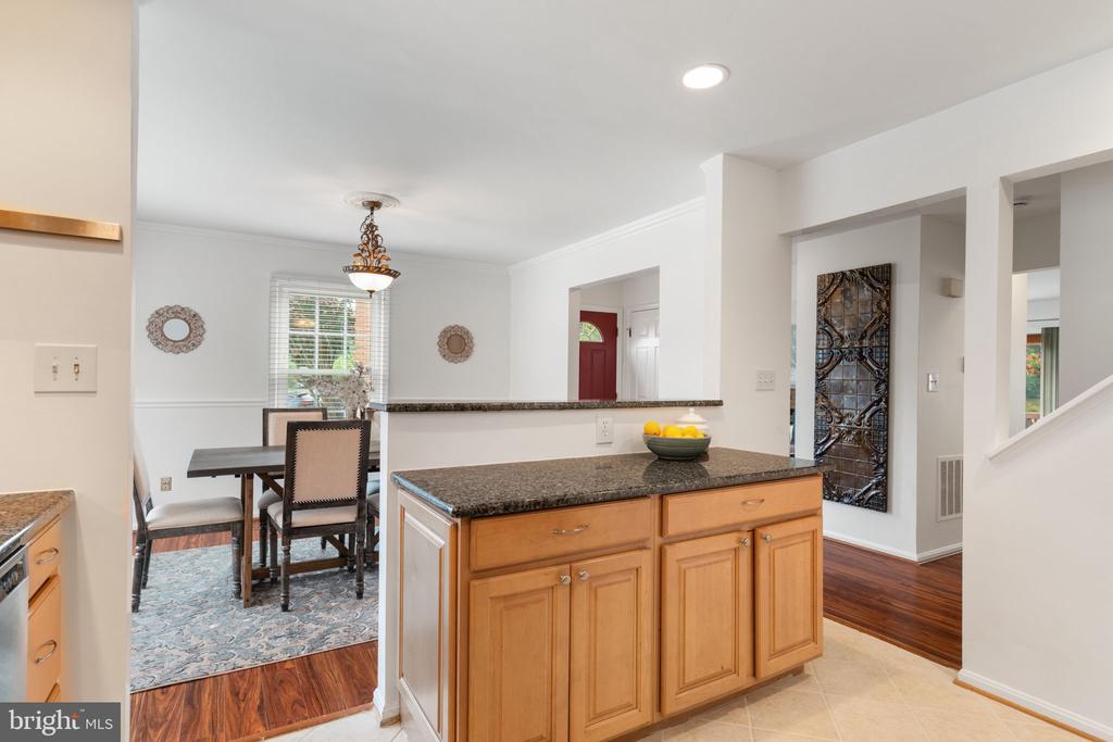 7190 LAKE COVE DRIVE