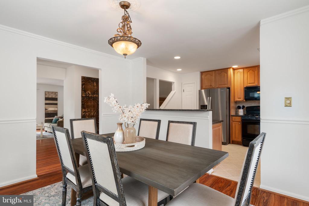 7190 LAKE COVE DRIVE