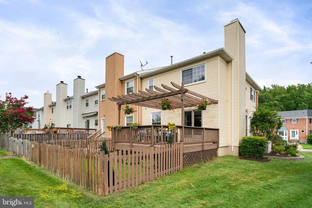 7190 LAKE COVE DRIVE
