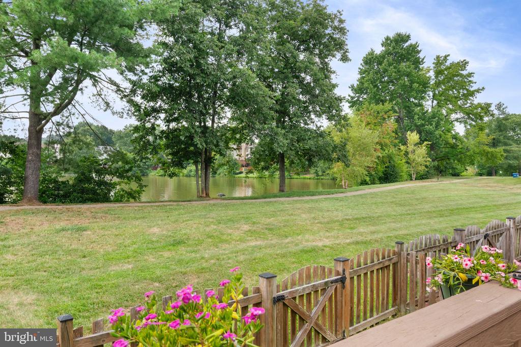 7190 LAKE COVE DRIVE