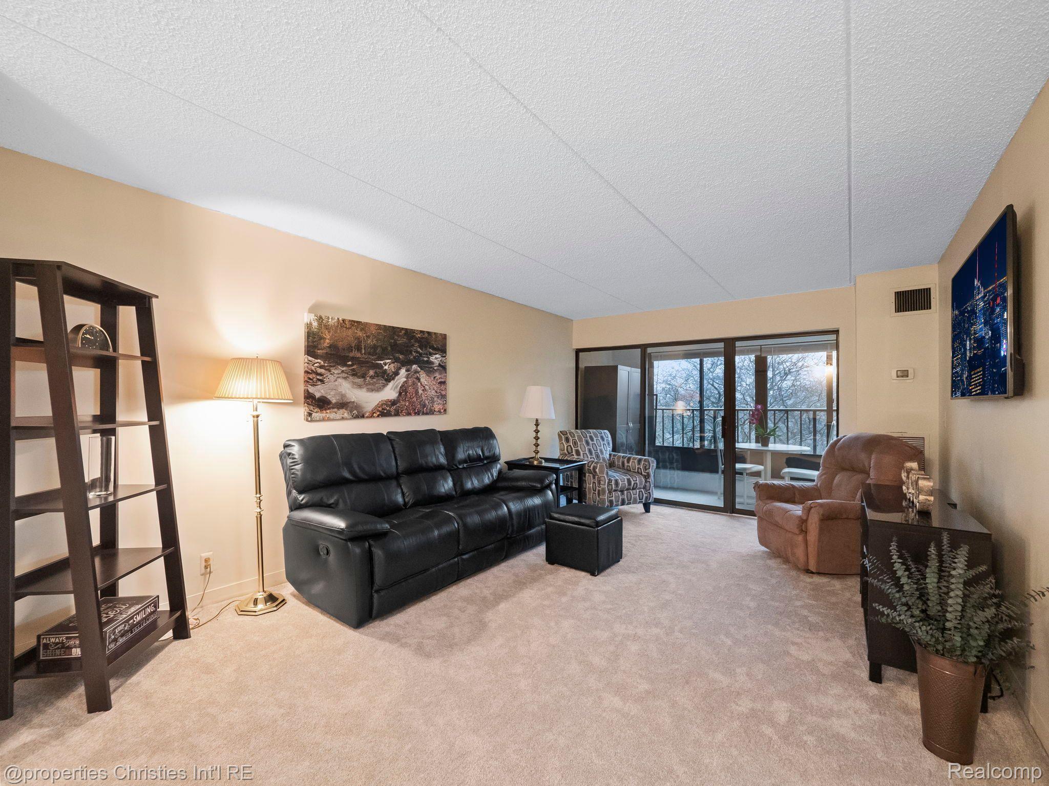 21800 MORLEY Avenue Unit: 402