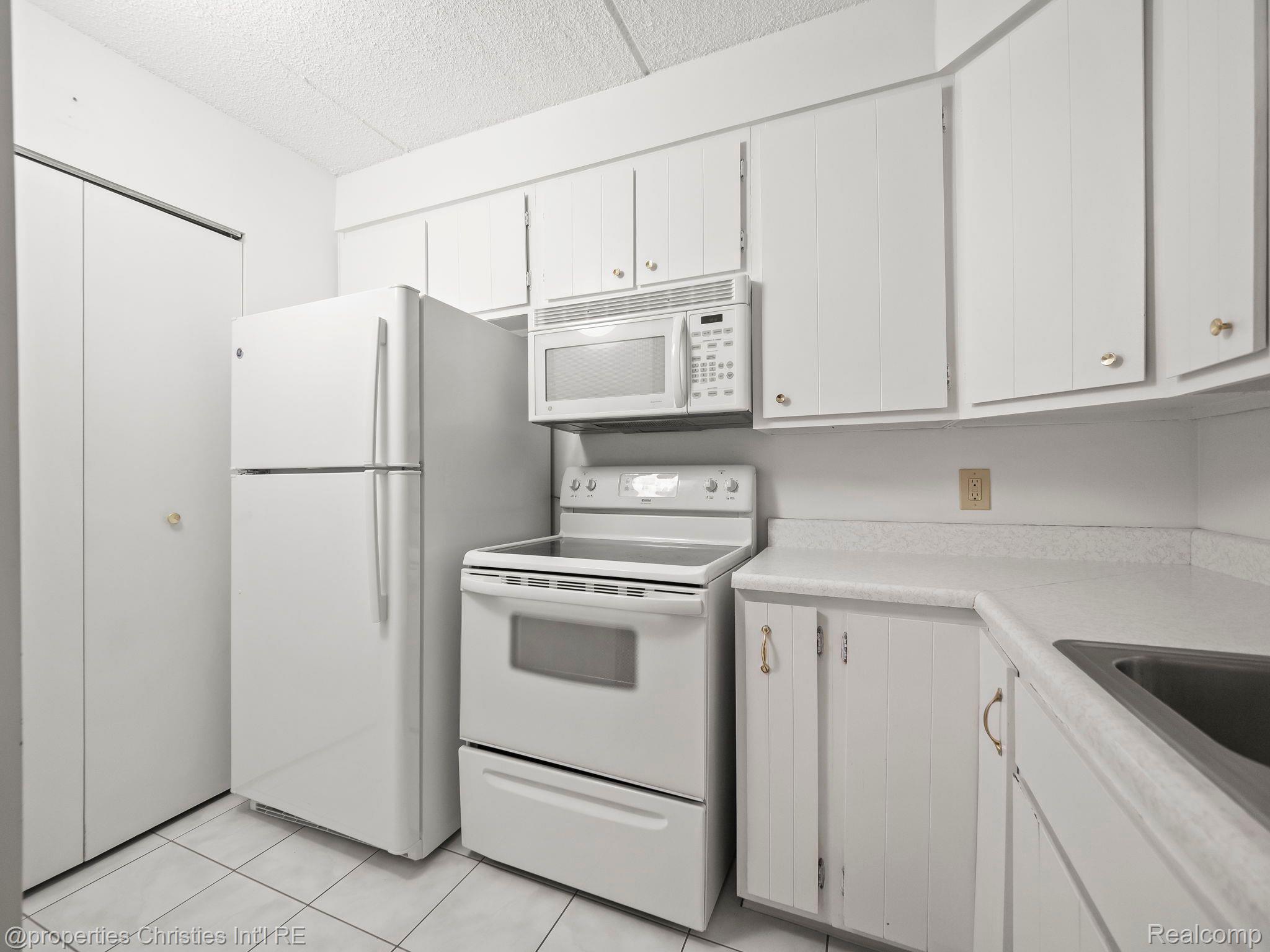 21800 MORLEY Avenue Unit: 402
