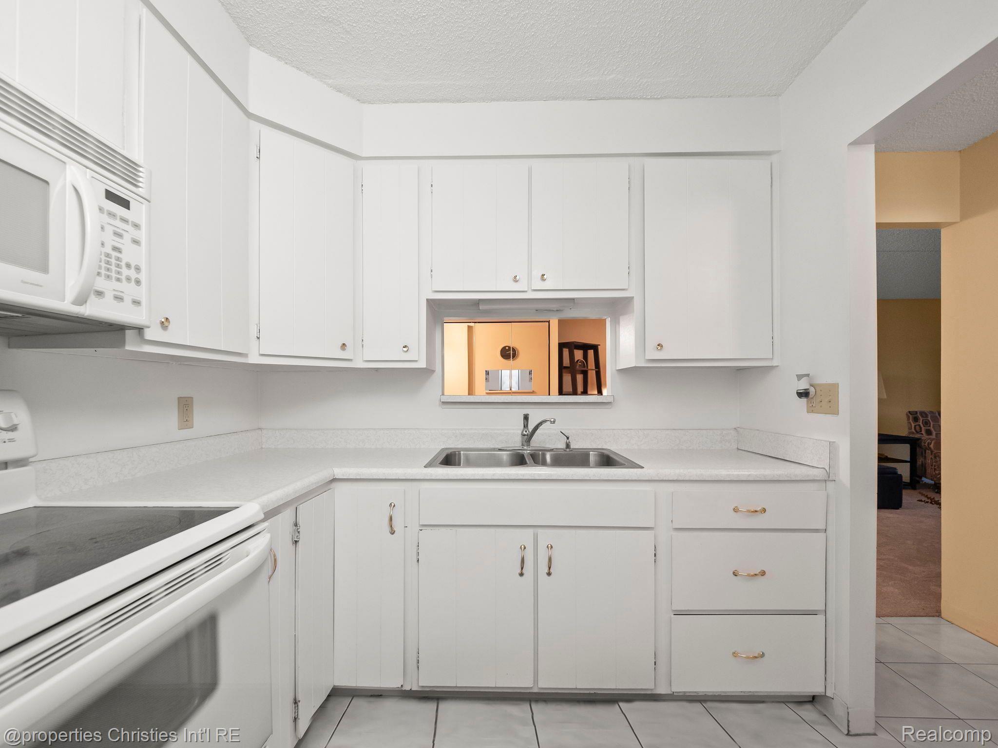 21800 MORLEY Avenue Unit: 402