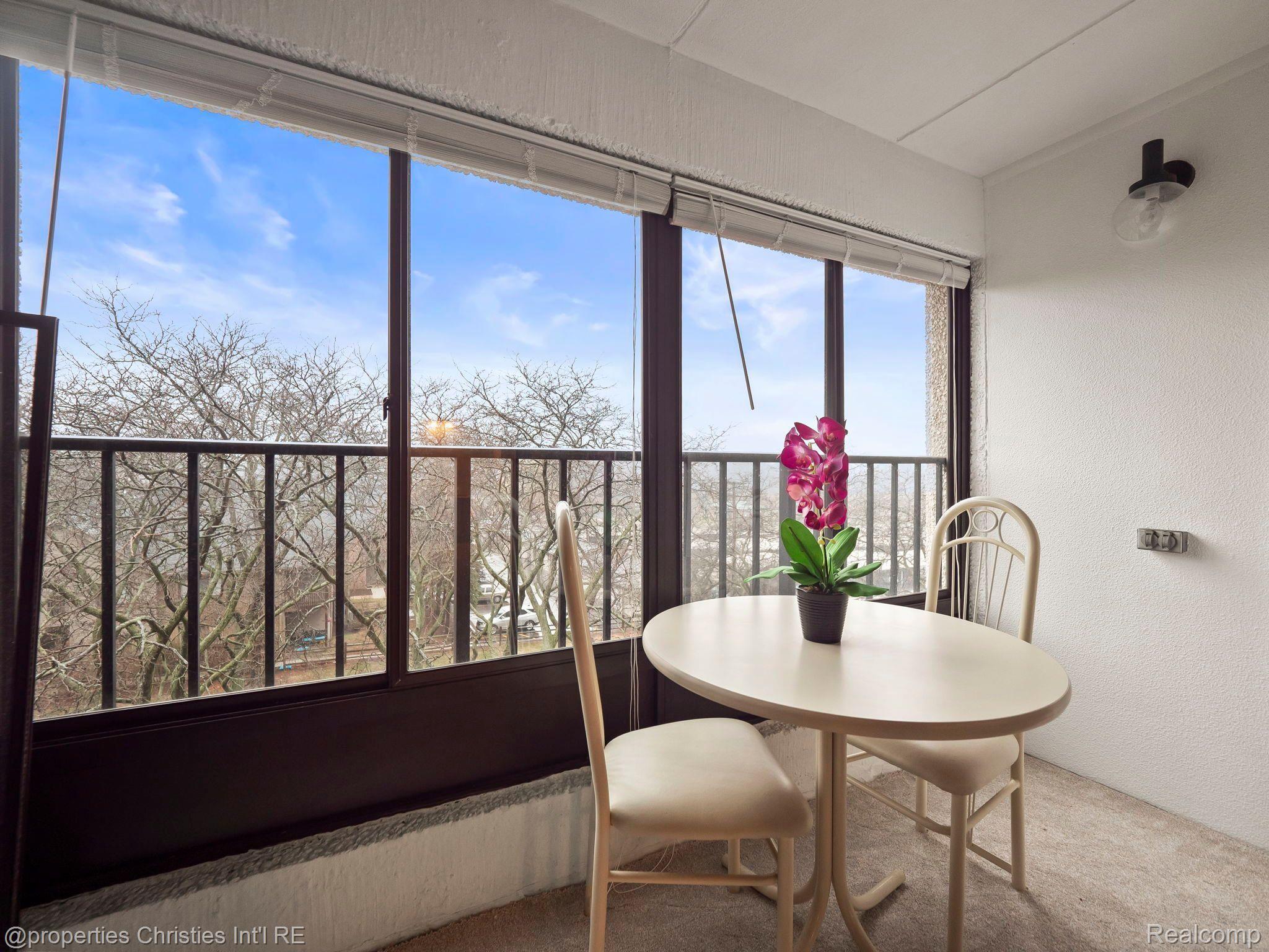 21800 MORLEY Avenue Unit: 402