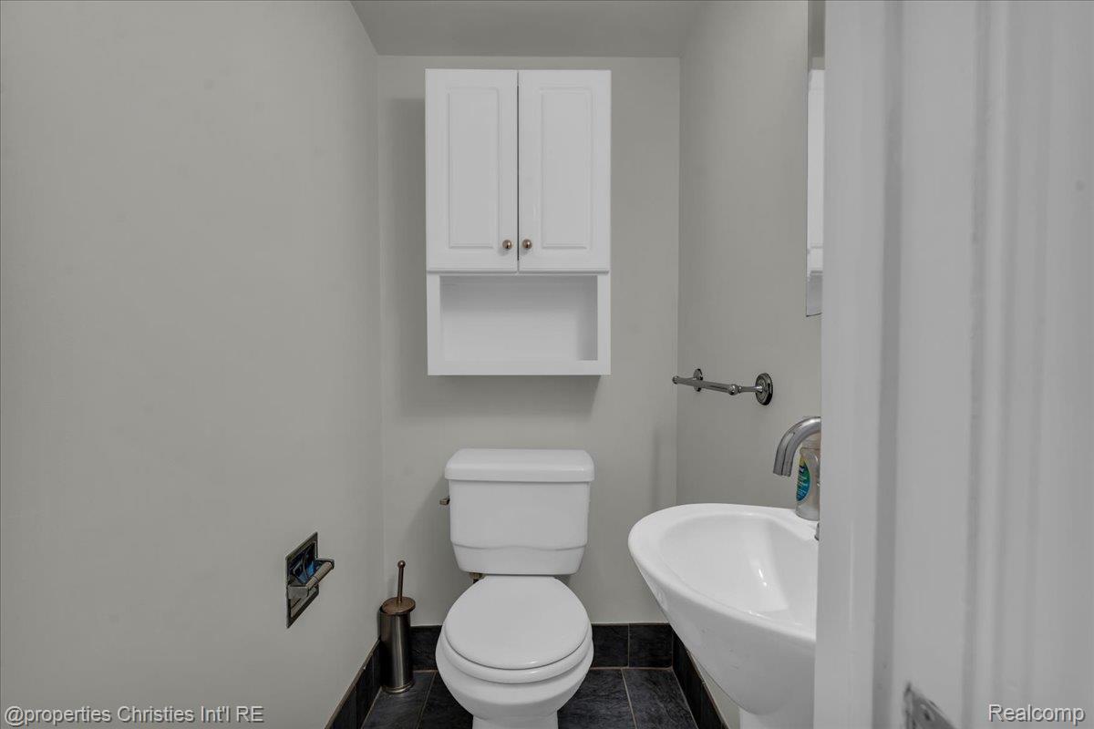 1039 N Old Woodward Avenue 3