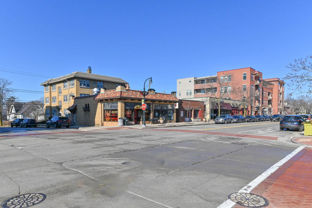 4434 N Oakland Ave