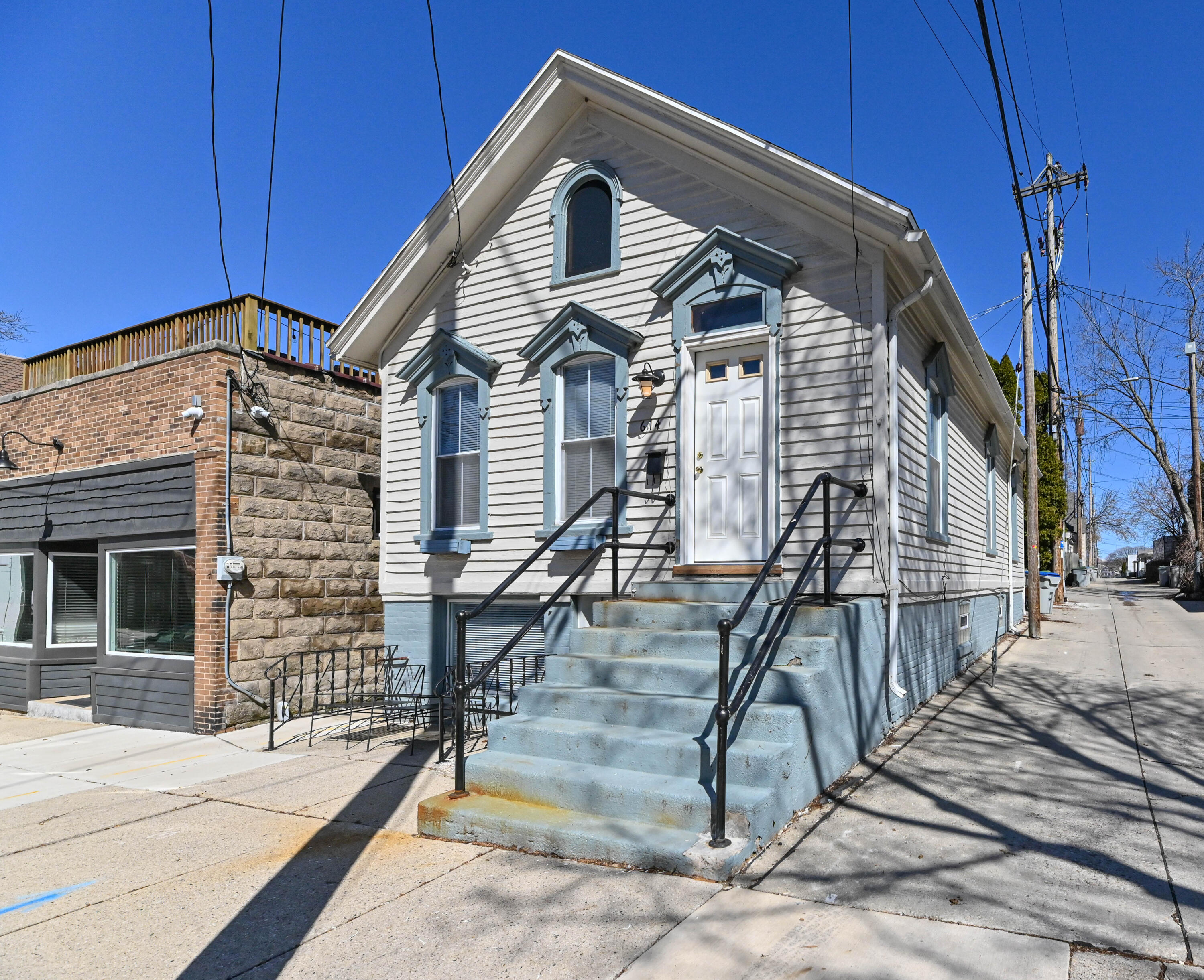610 E Pleasant St 614
