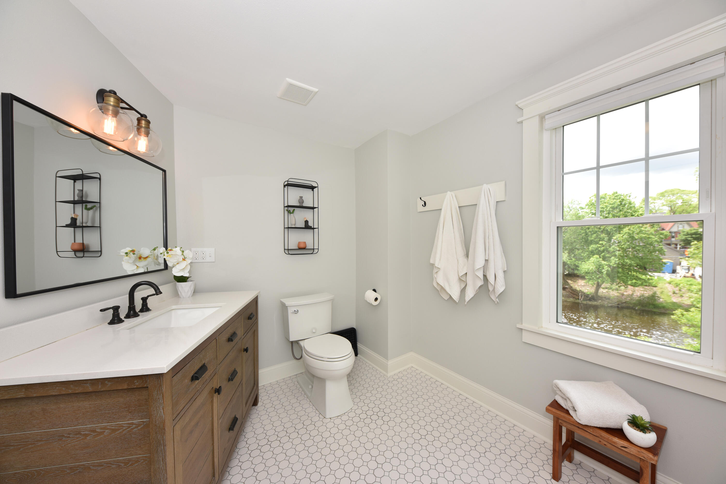 W62N679 Riveredge Dr