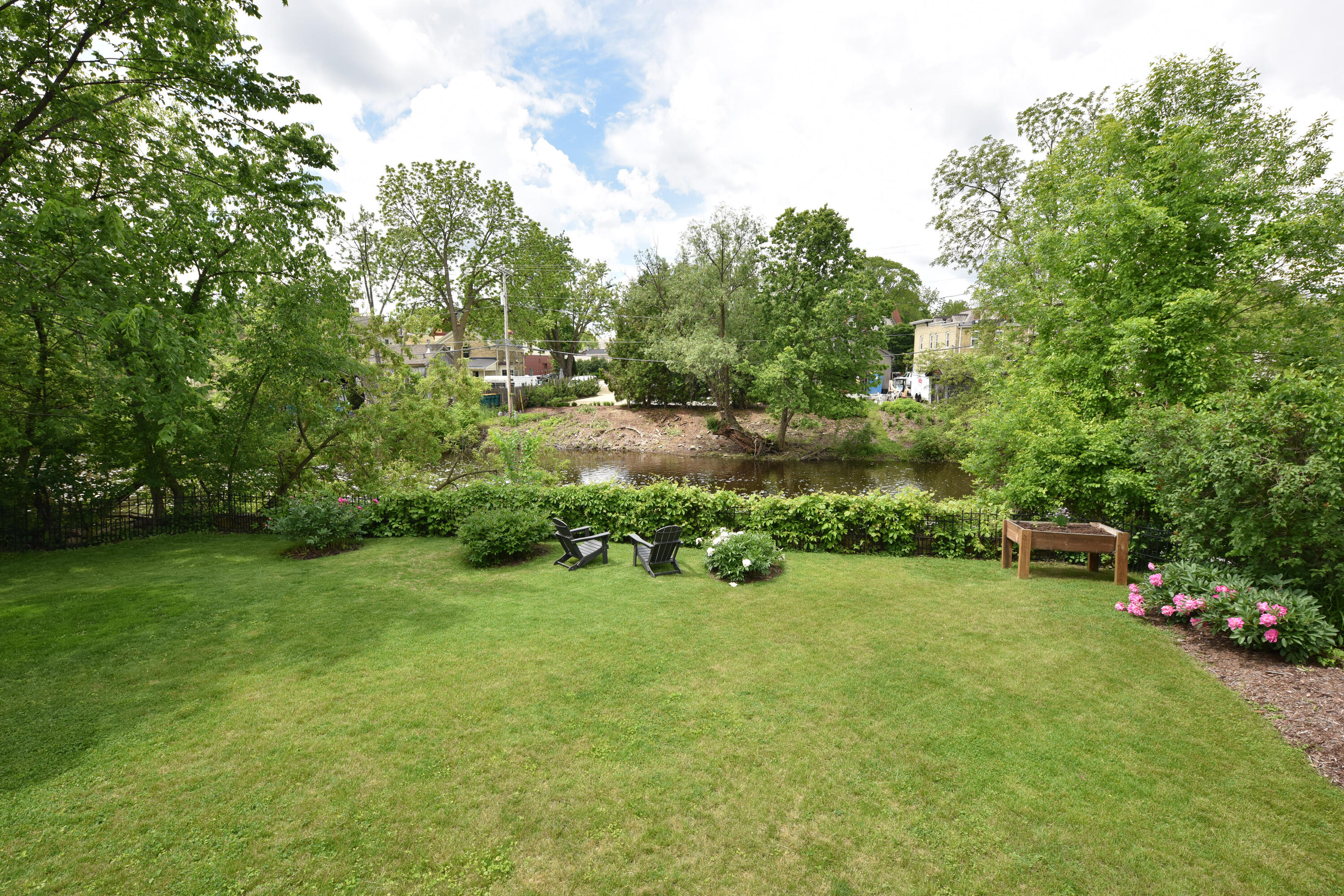 W62N679 Riveredge Dr