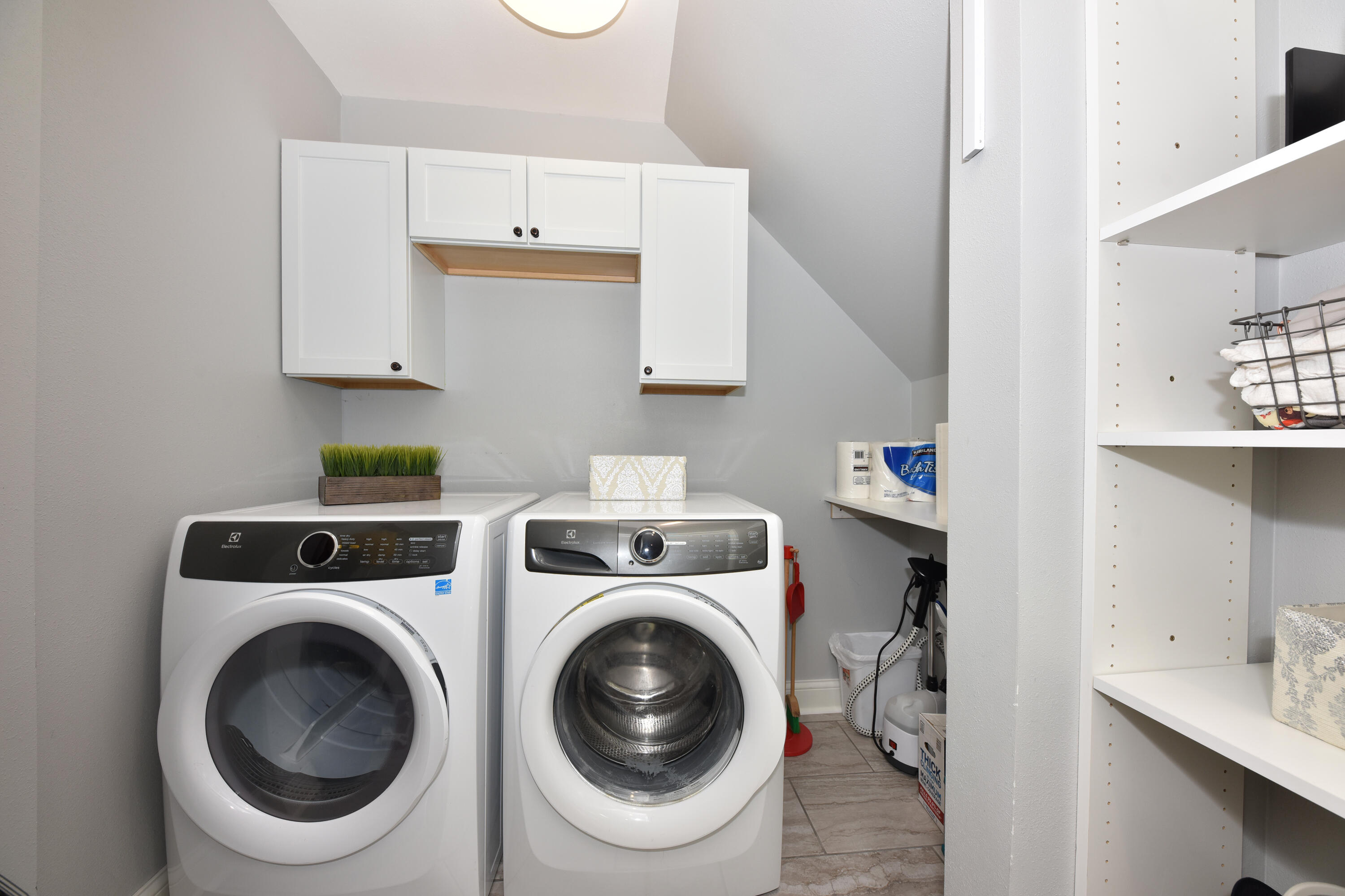 W62N679 Riveredge Dr