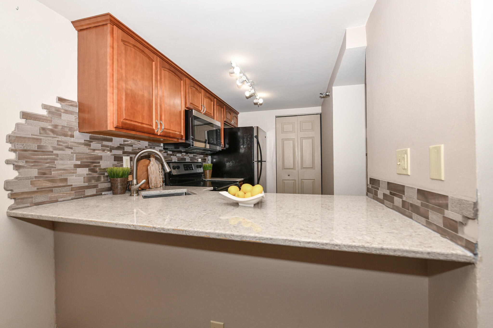 270 E Highland Ave 825