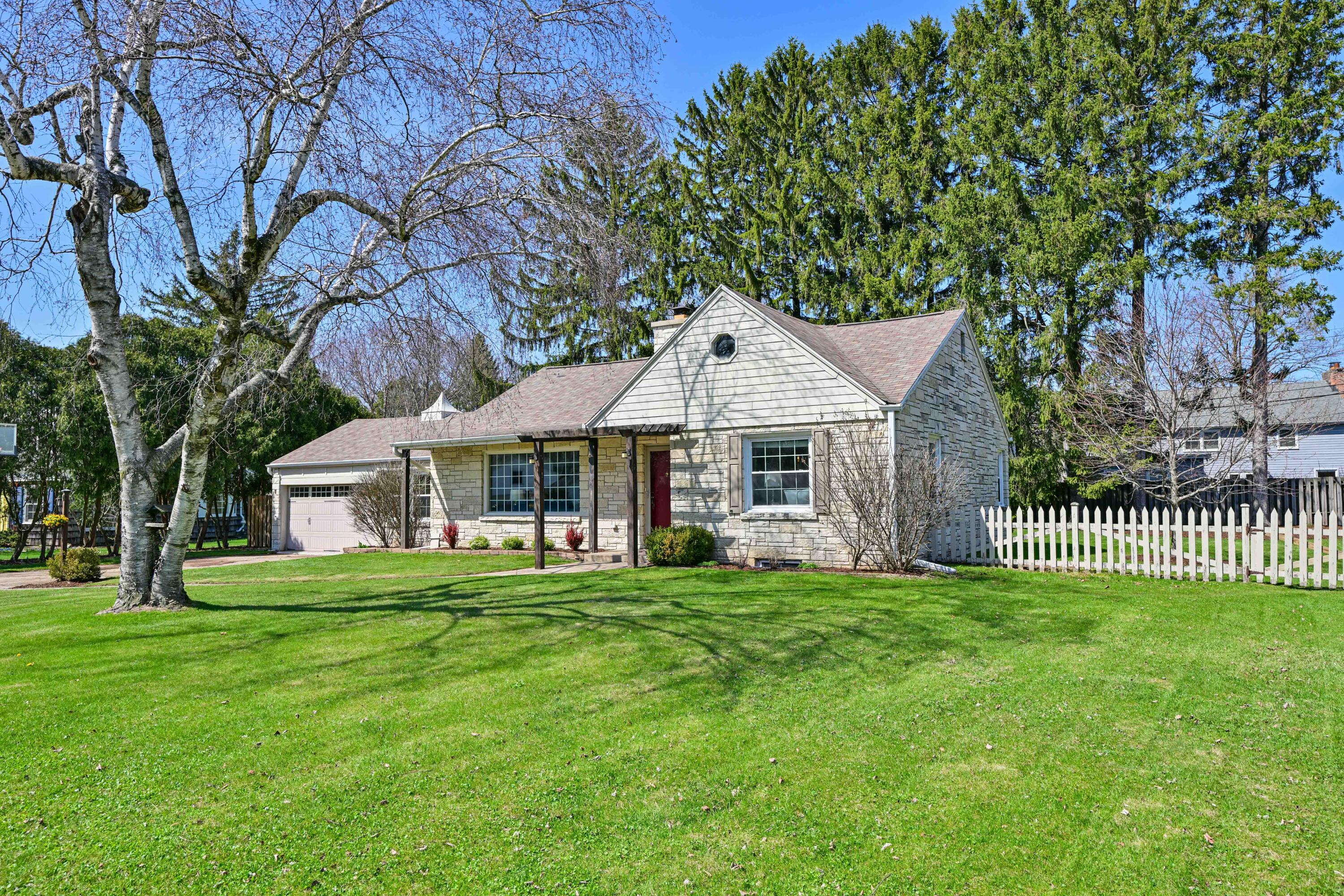 830 W Apple Tree Rd