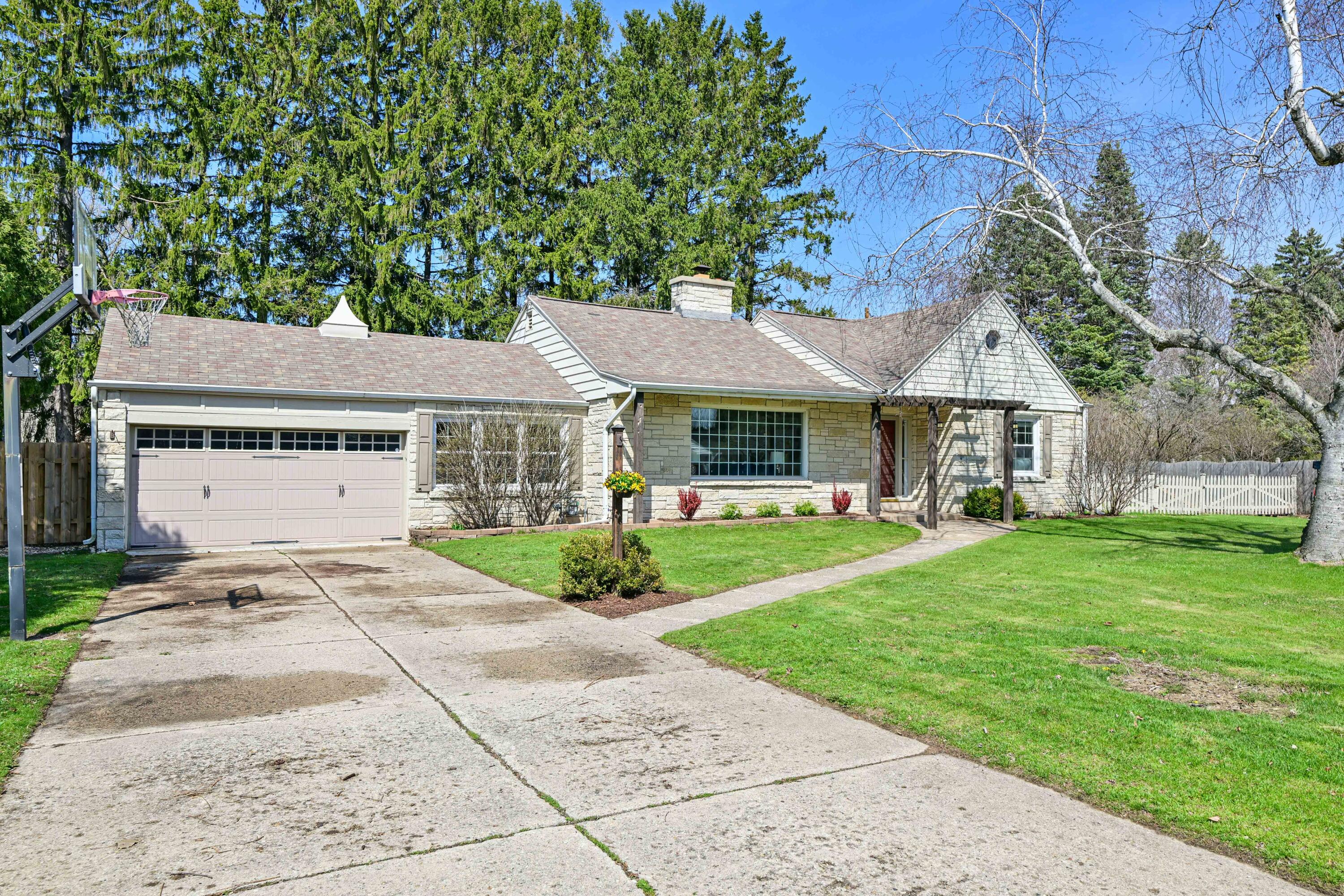 830 W Apple Tree Rd
