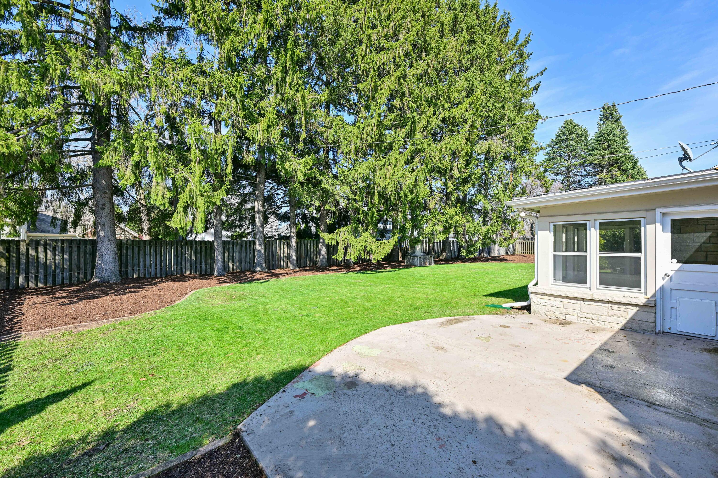 830 W Apple Tree Rd