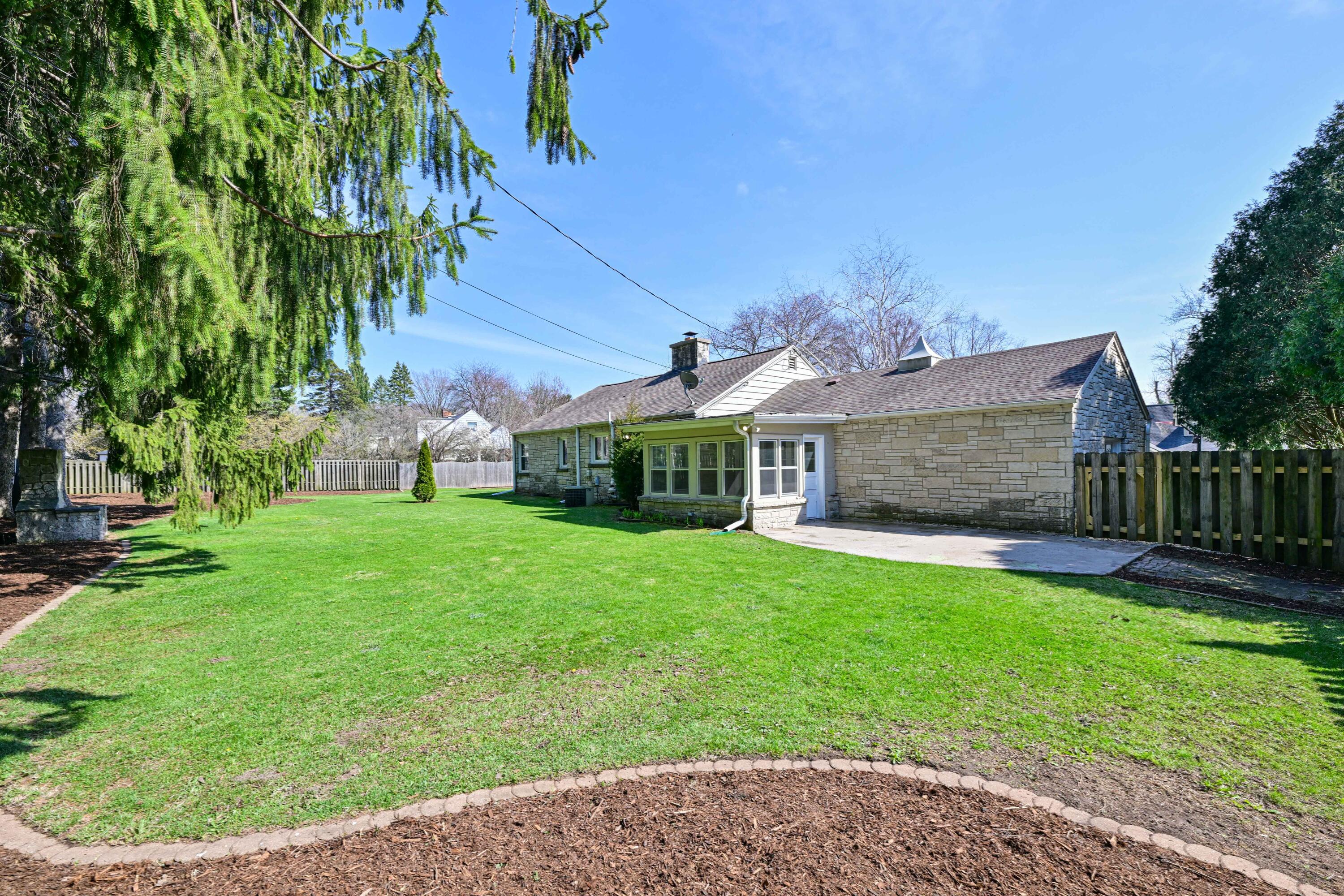 830 W Apple Tree Rd