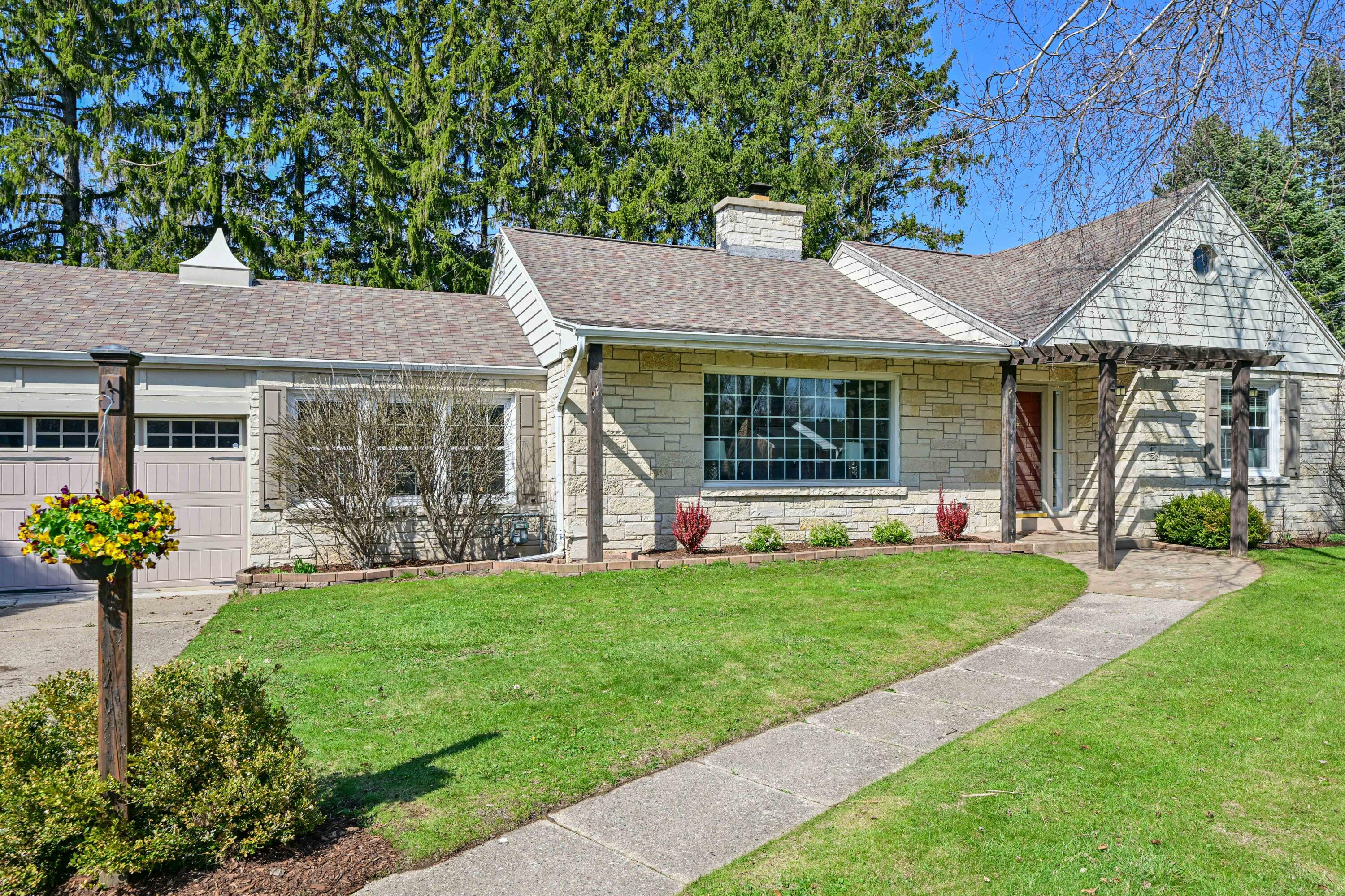 830 W Apple Tree Rd