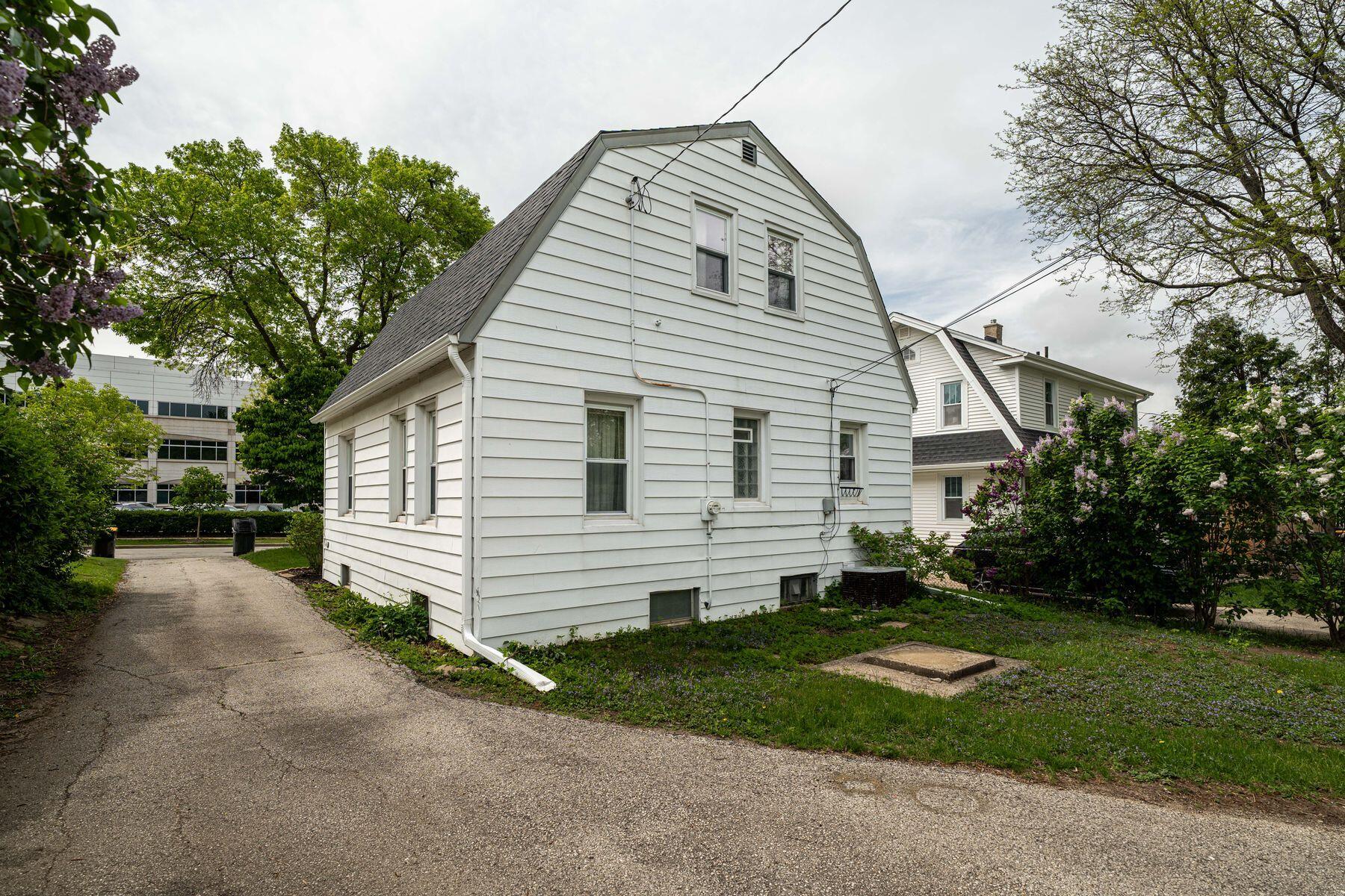 604 N 99th St, Wauwatosa