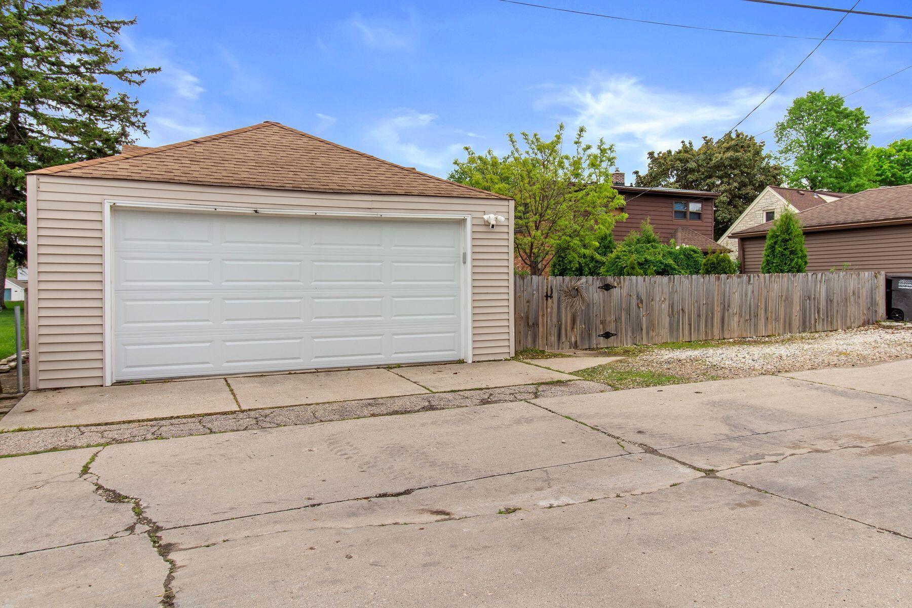3237 S 44th St, Greenfield