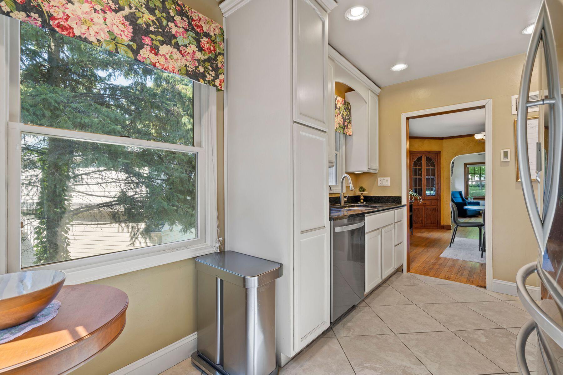541 Highlandview Dr, West Bend
