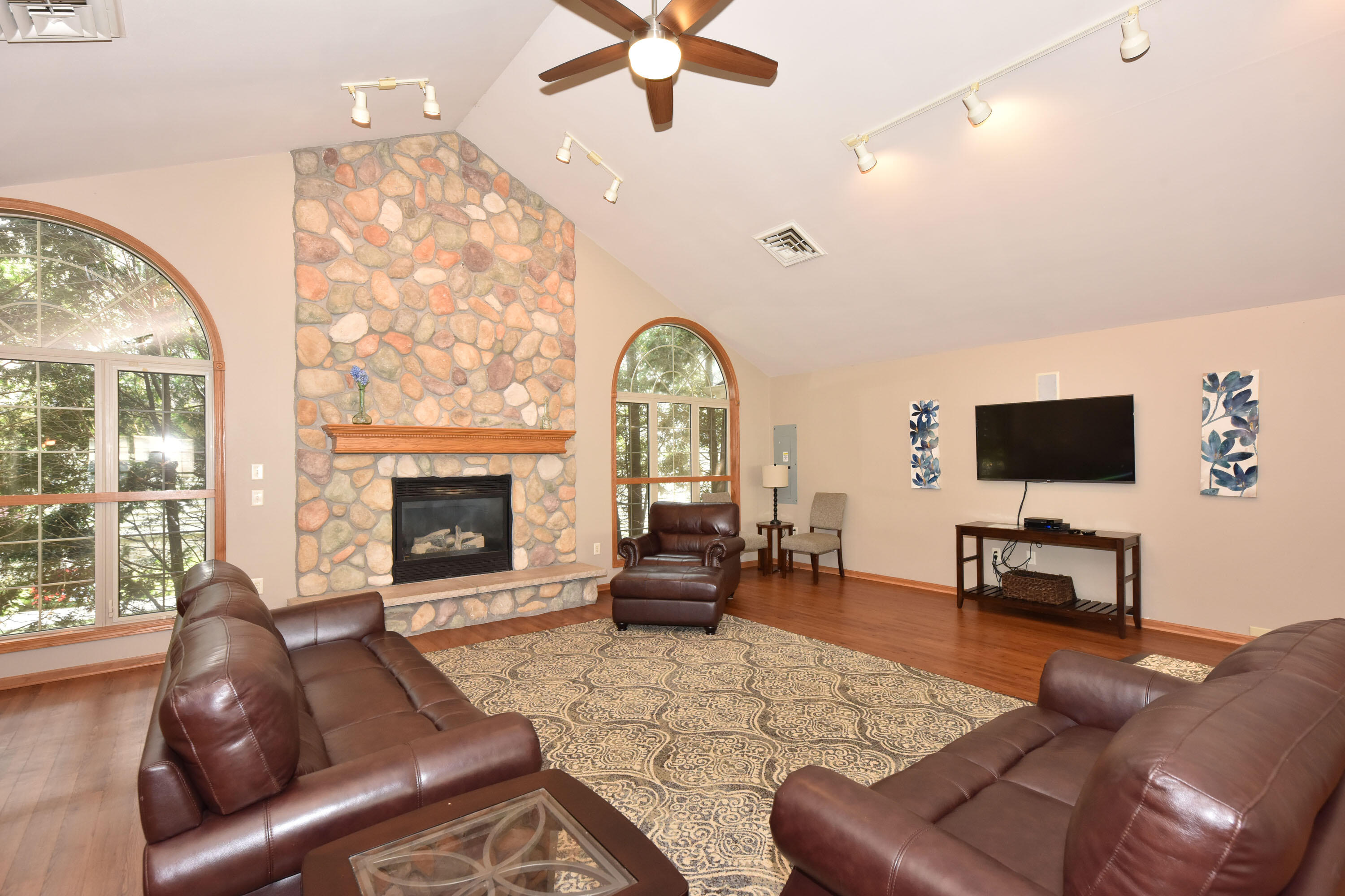 2111 Pine Ridge Ct
