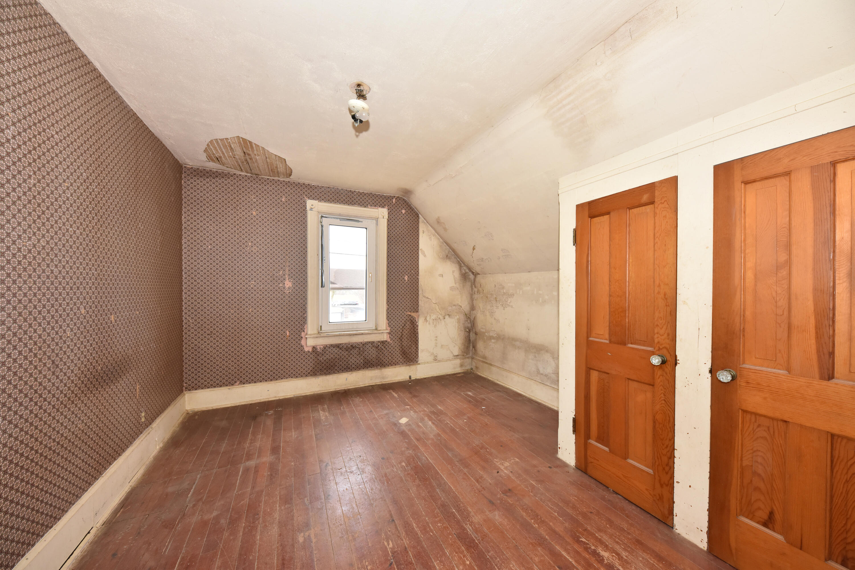 825 Fredonia Ave