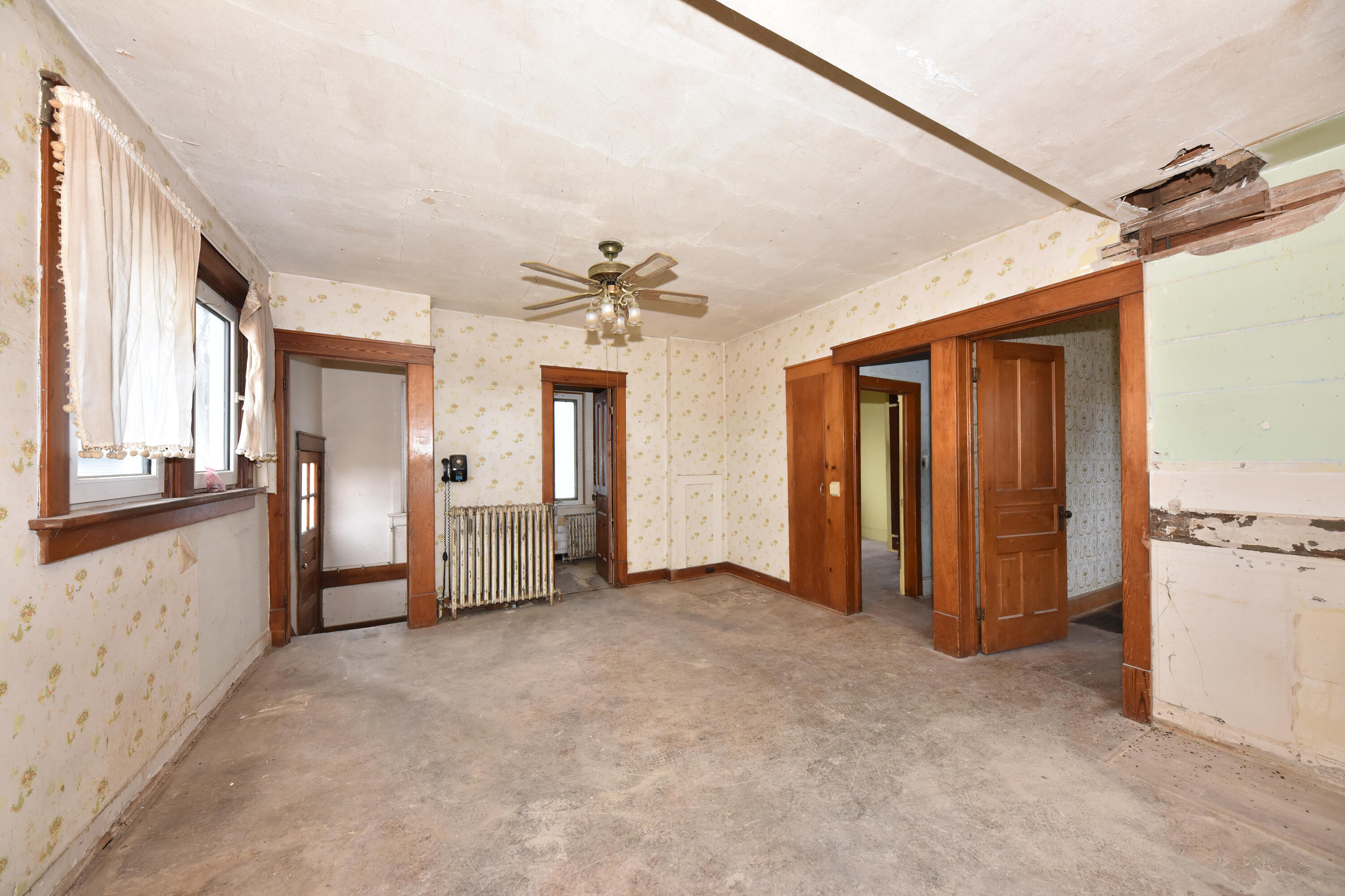 825 Fredonia Ave