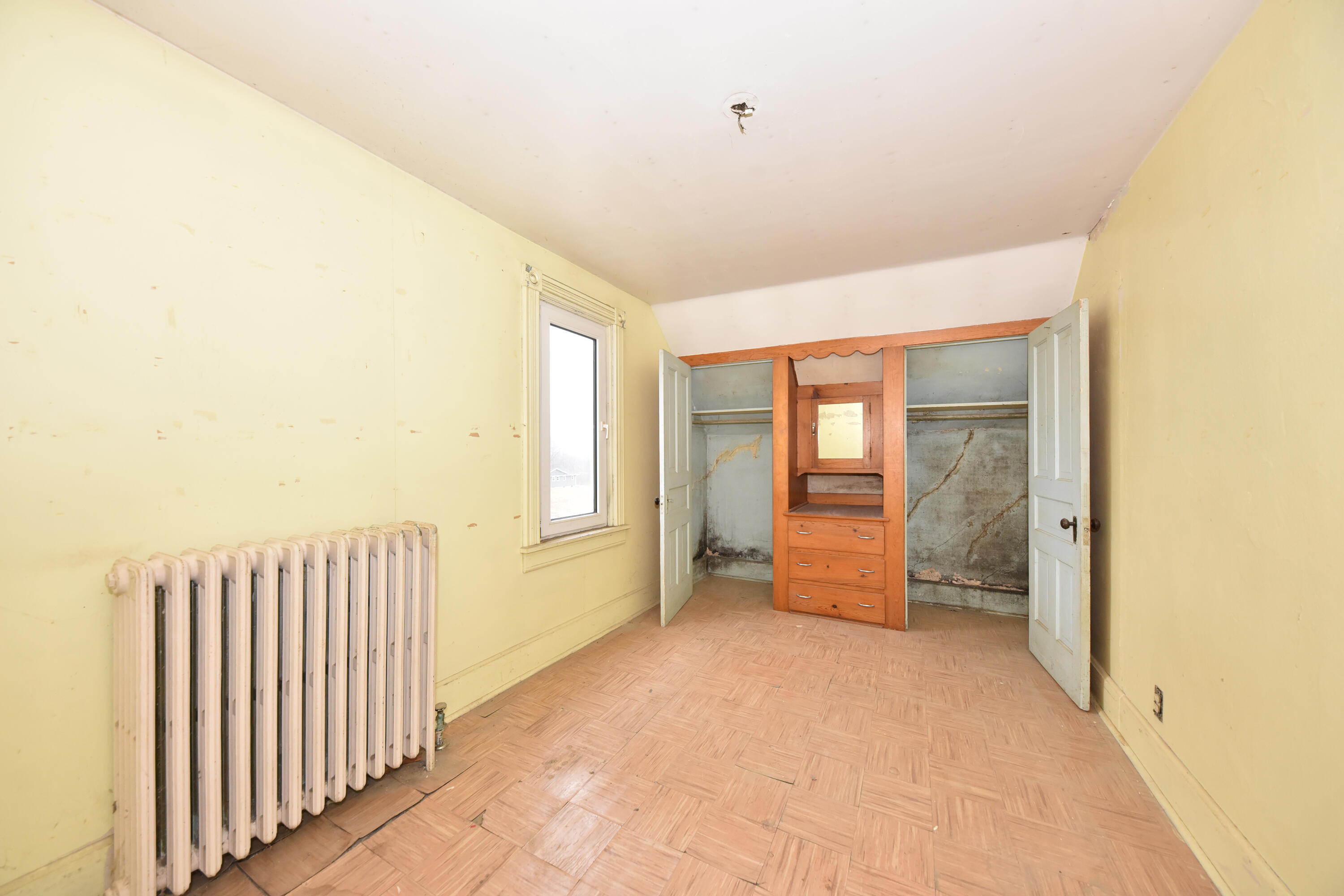 825 Fredonia Ave