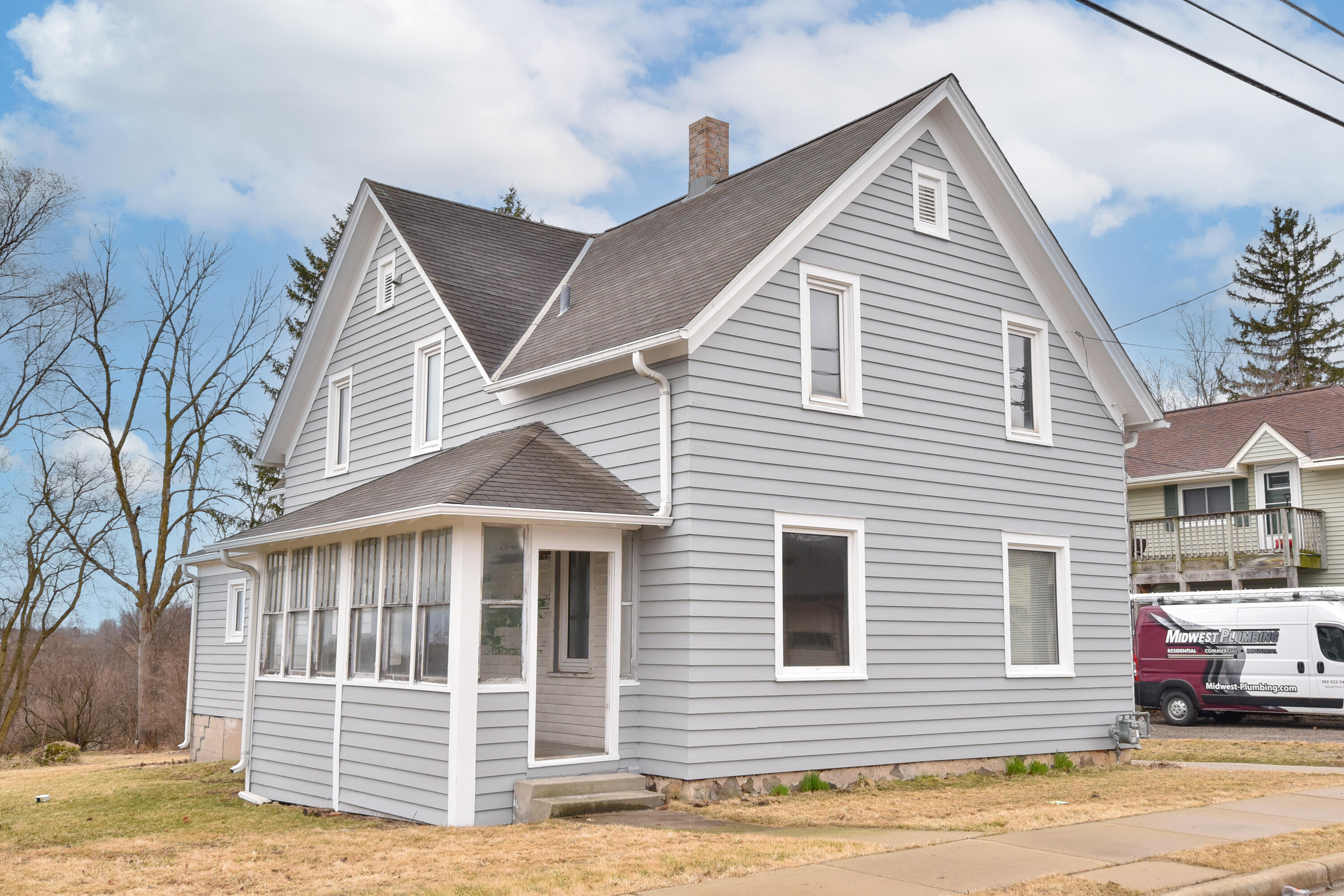825 Fredonia Ave