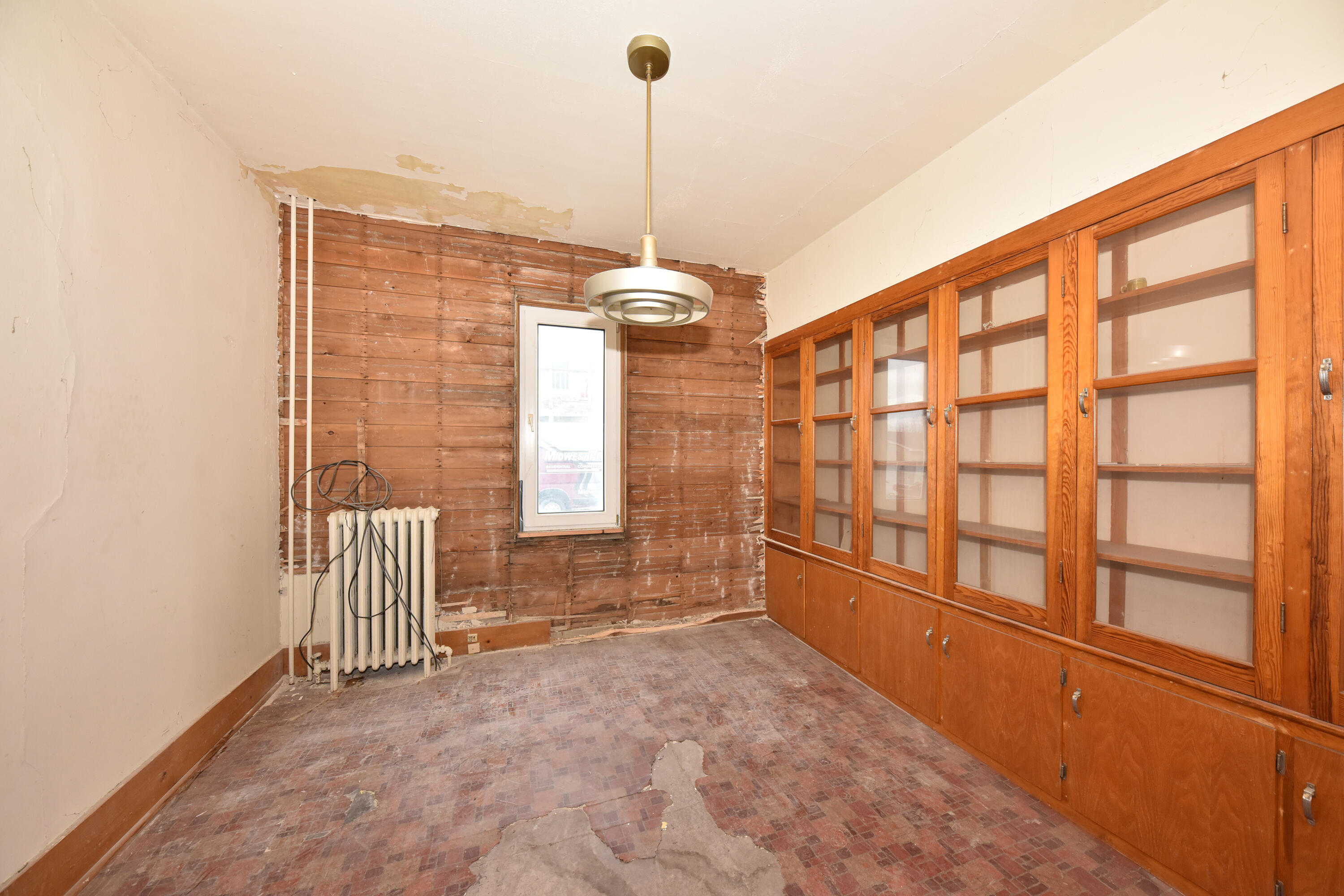 825 Fredonia Ave