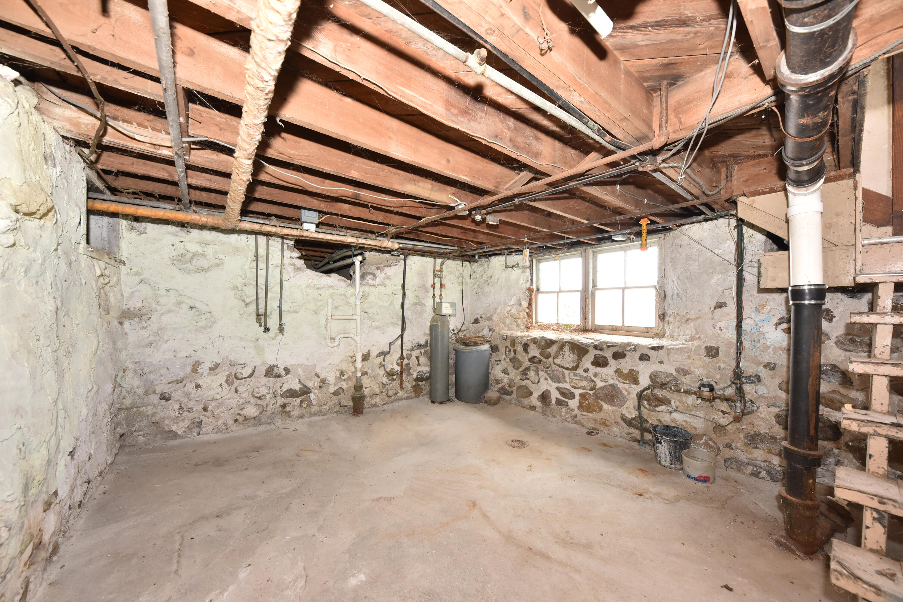 825 Fredonia Ave