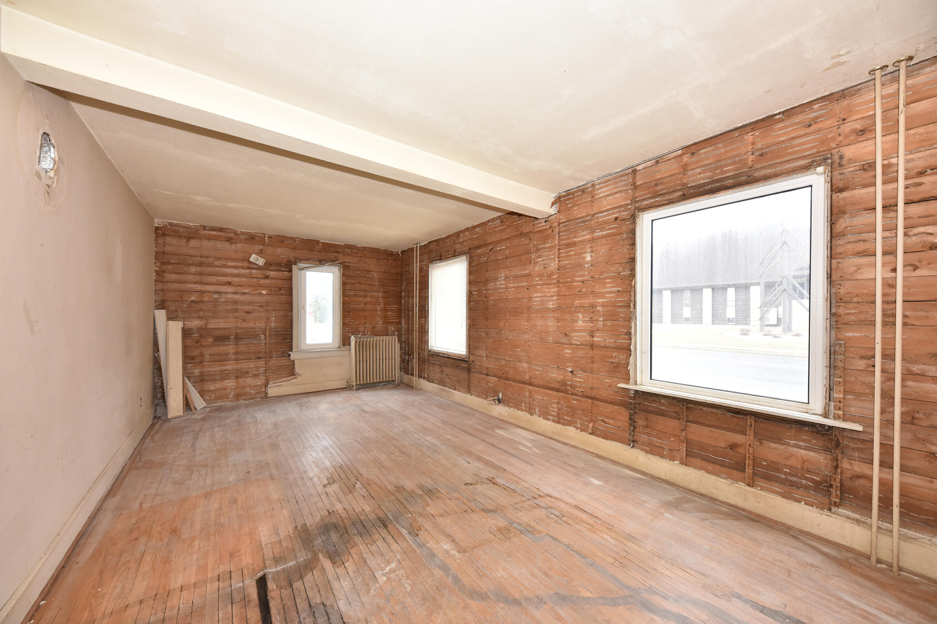 825 Fredonia Ave