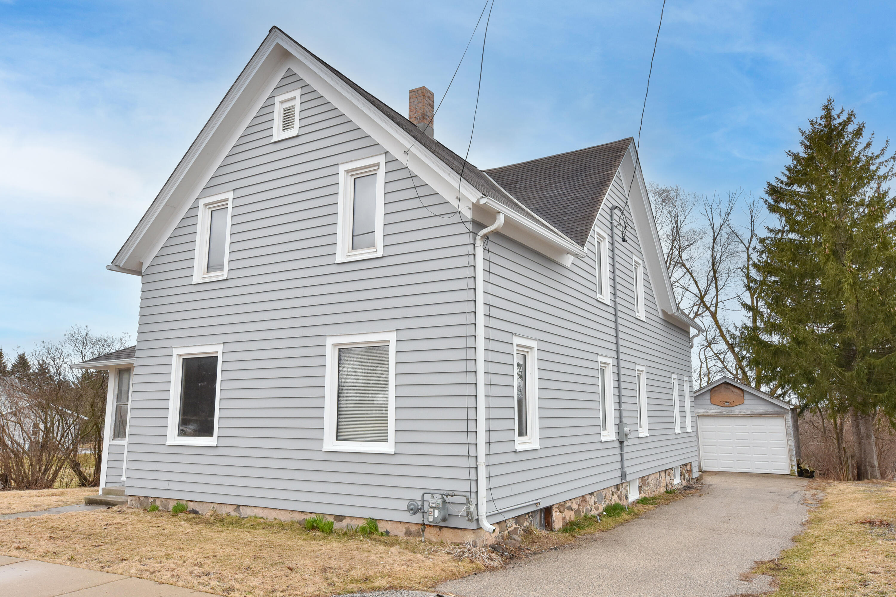 825 Fredonia Ave