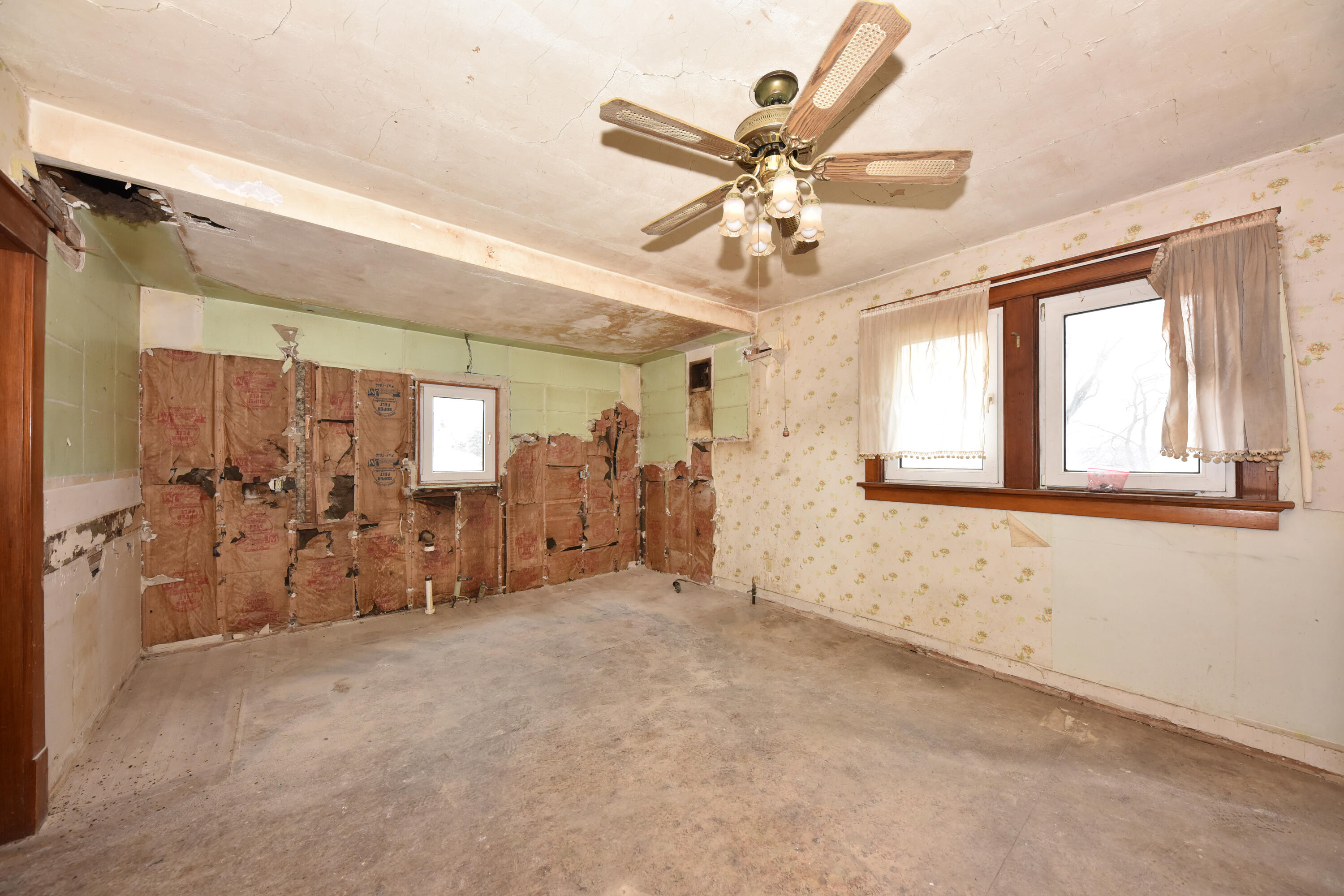 825 Fredonia Ave