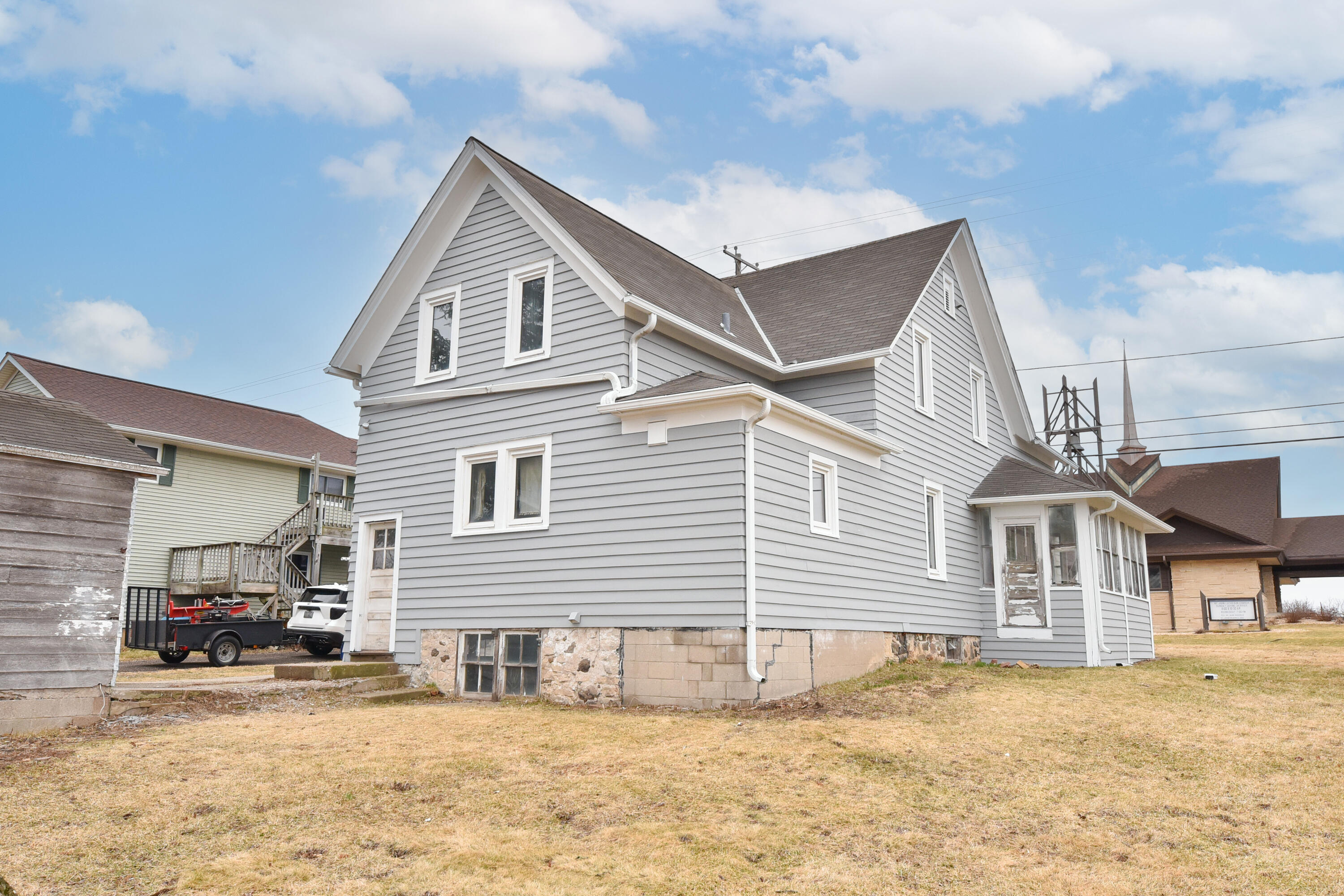 825 Fredonia Ave