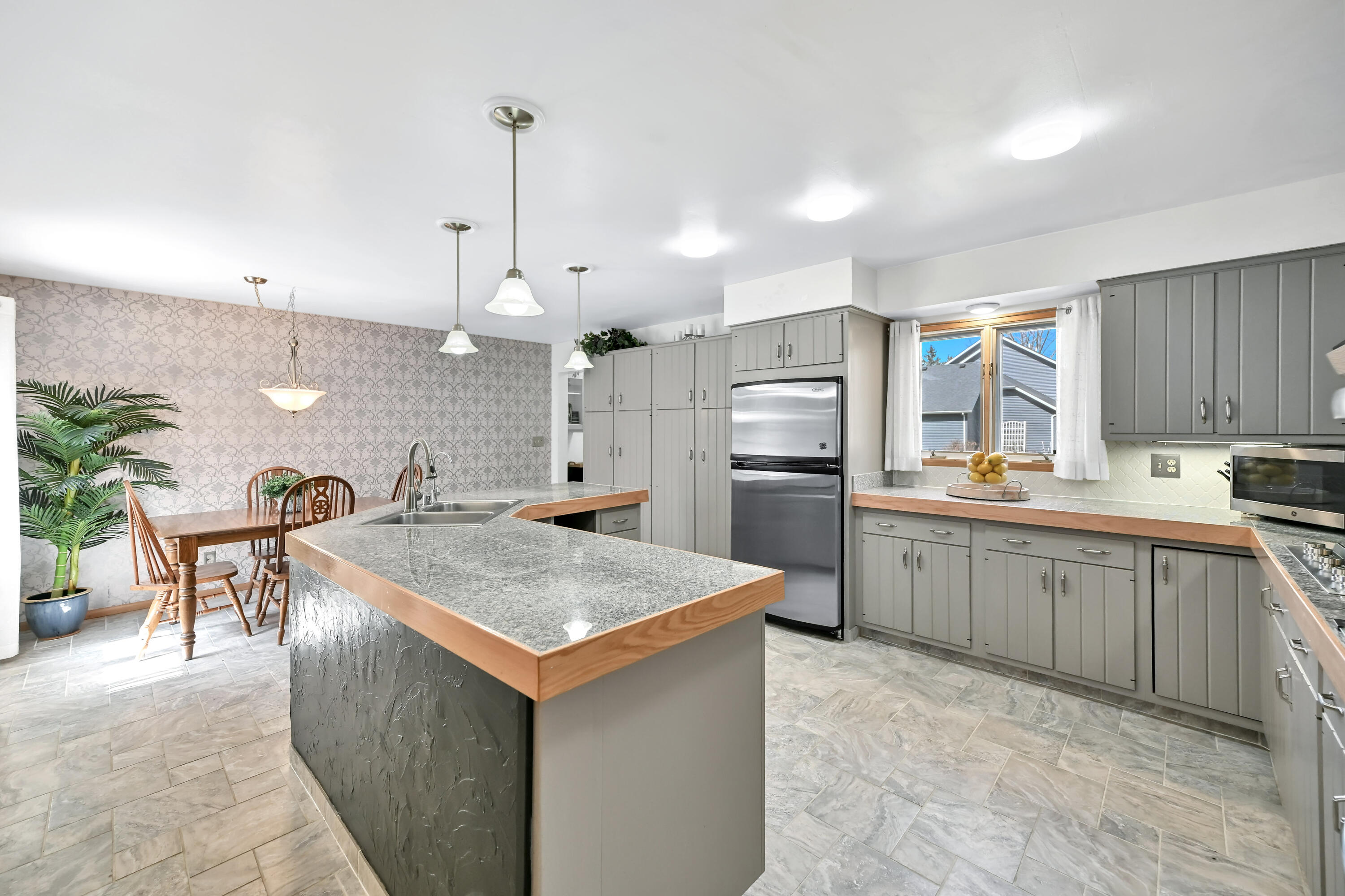 2138 Edgewood Dr