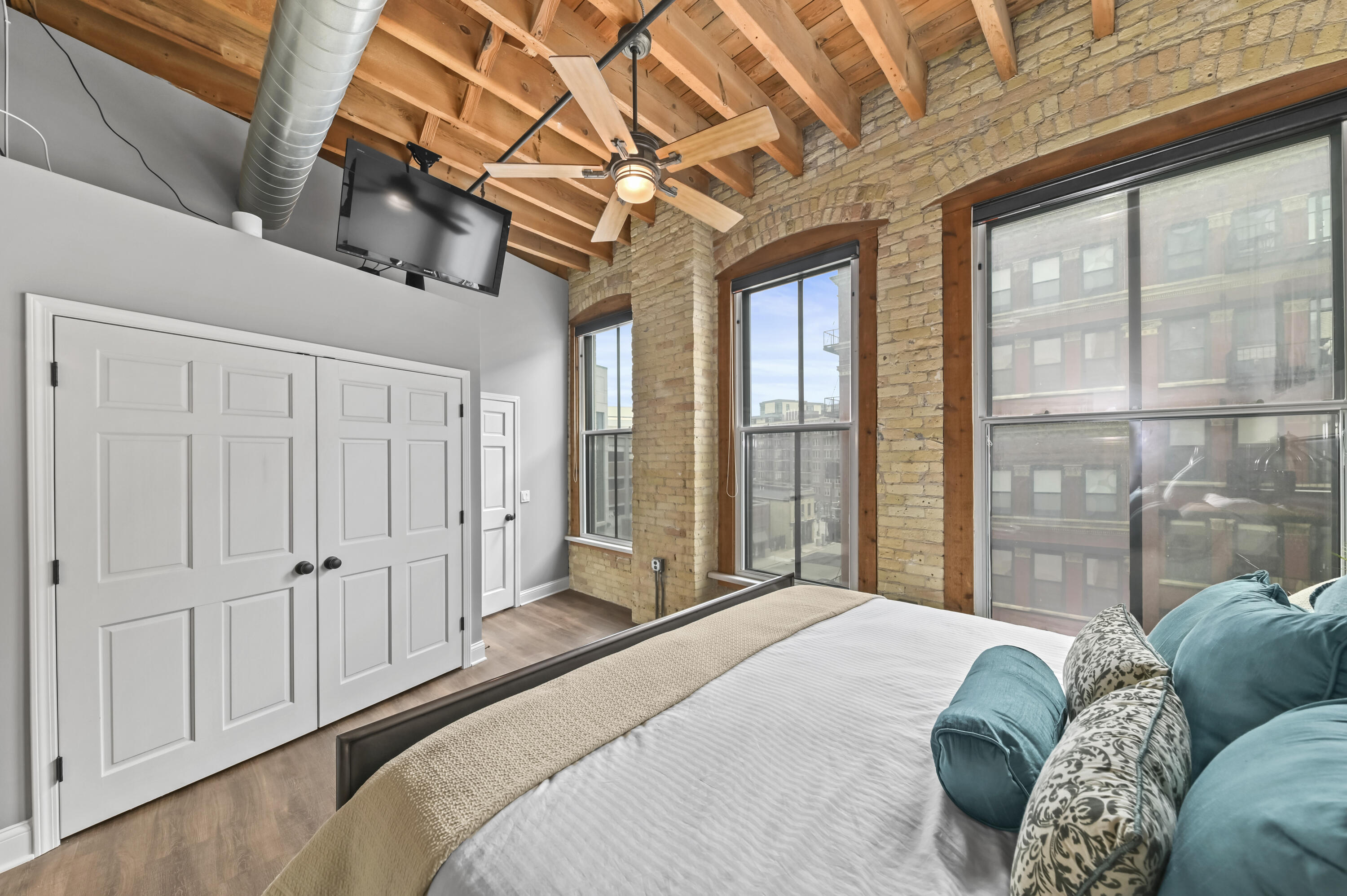 205 N Water St Unit: 404