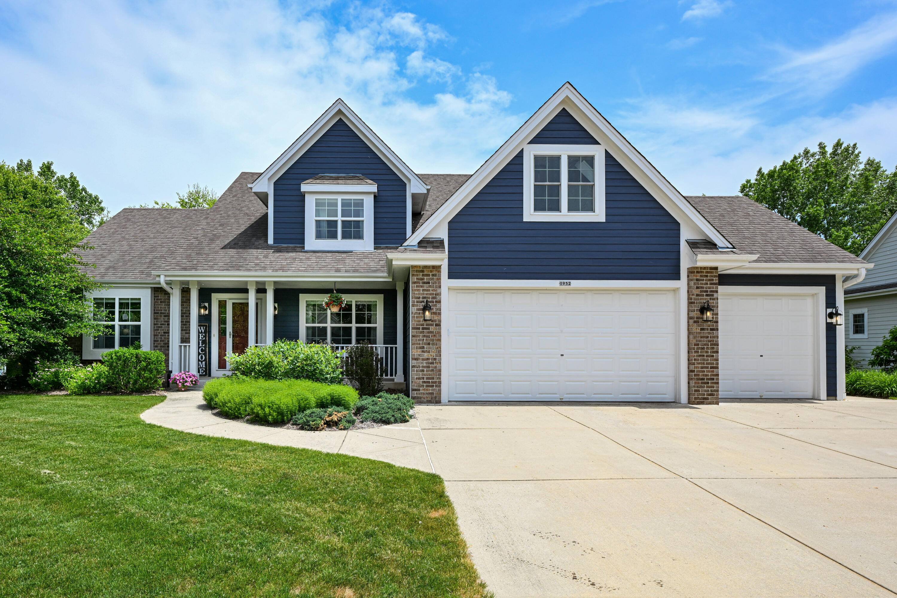 1952 Blackhawk Dr