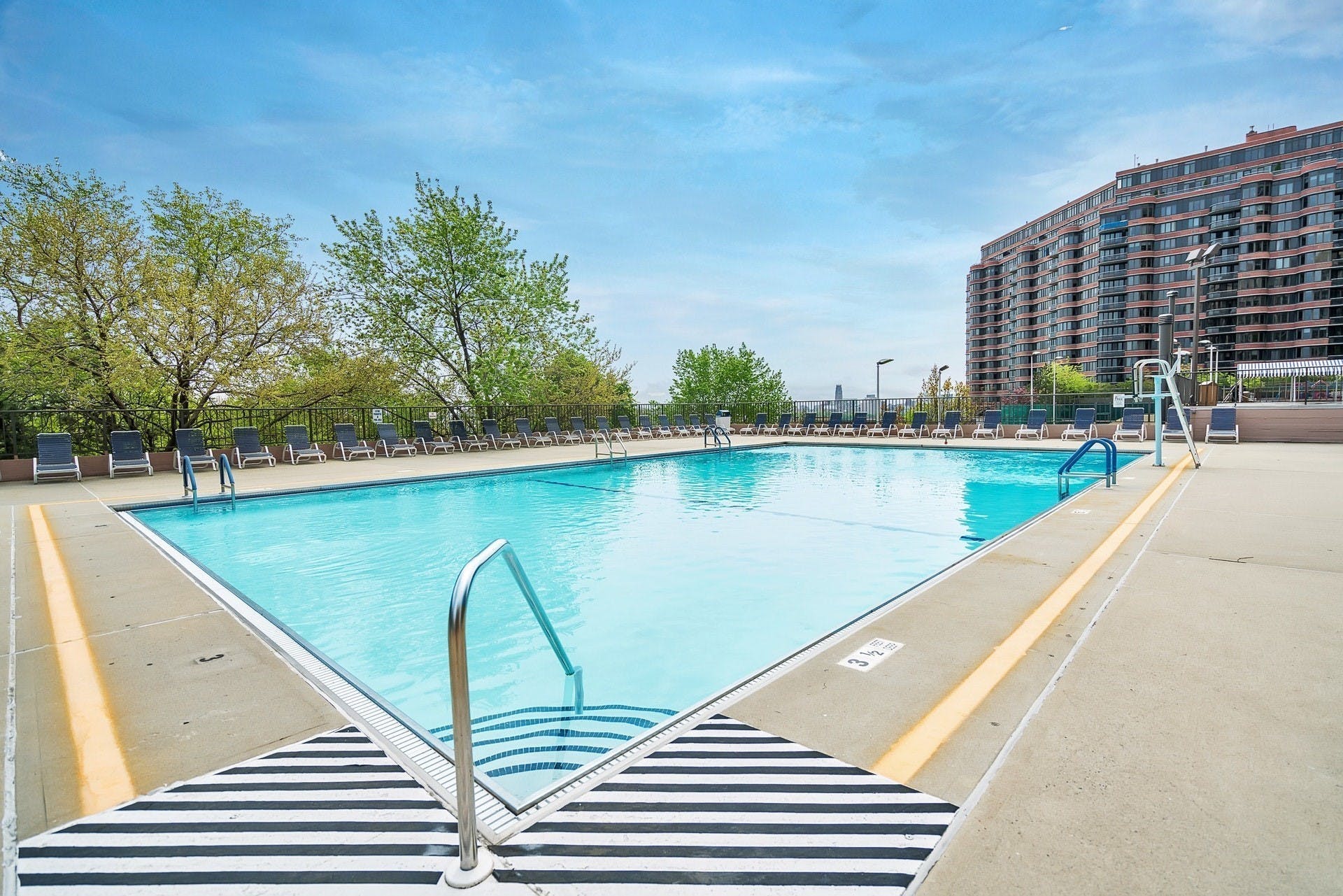 300 Winston Dr 811