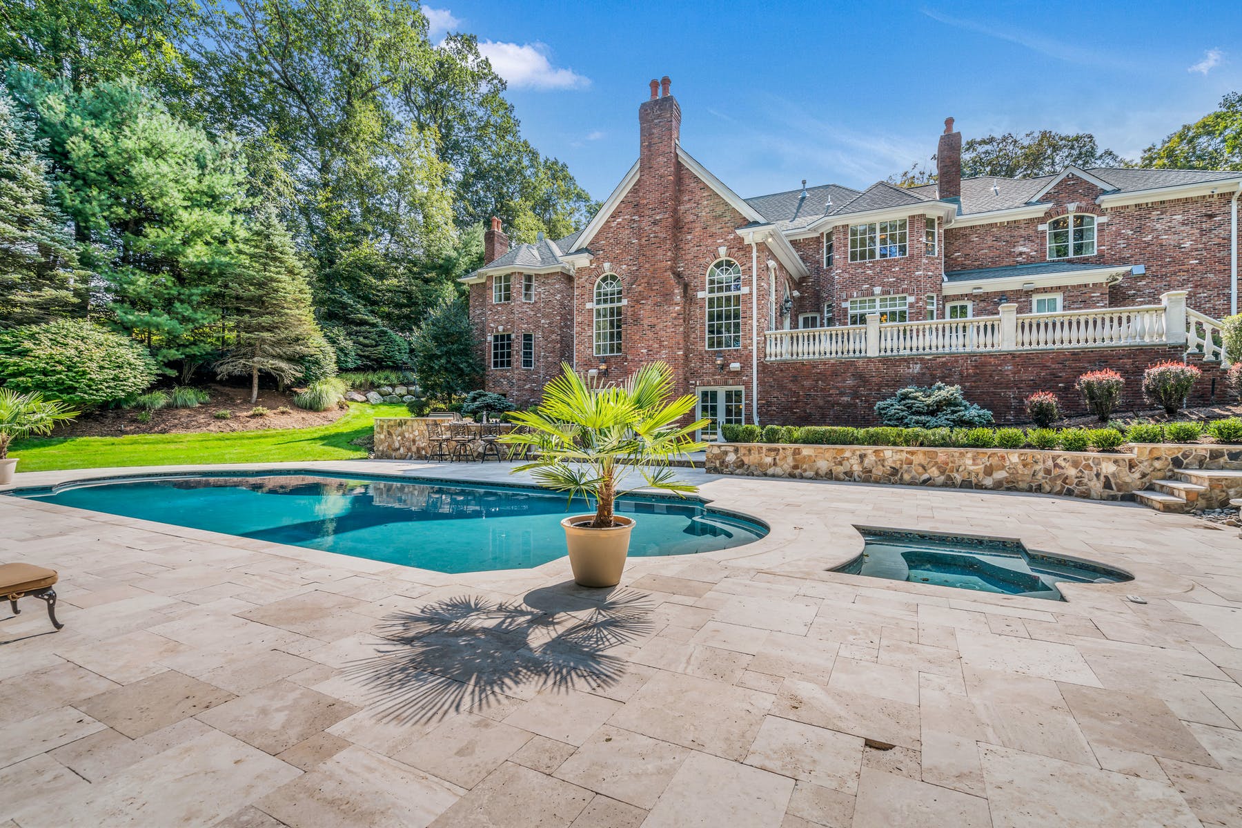 33 W Church Rd