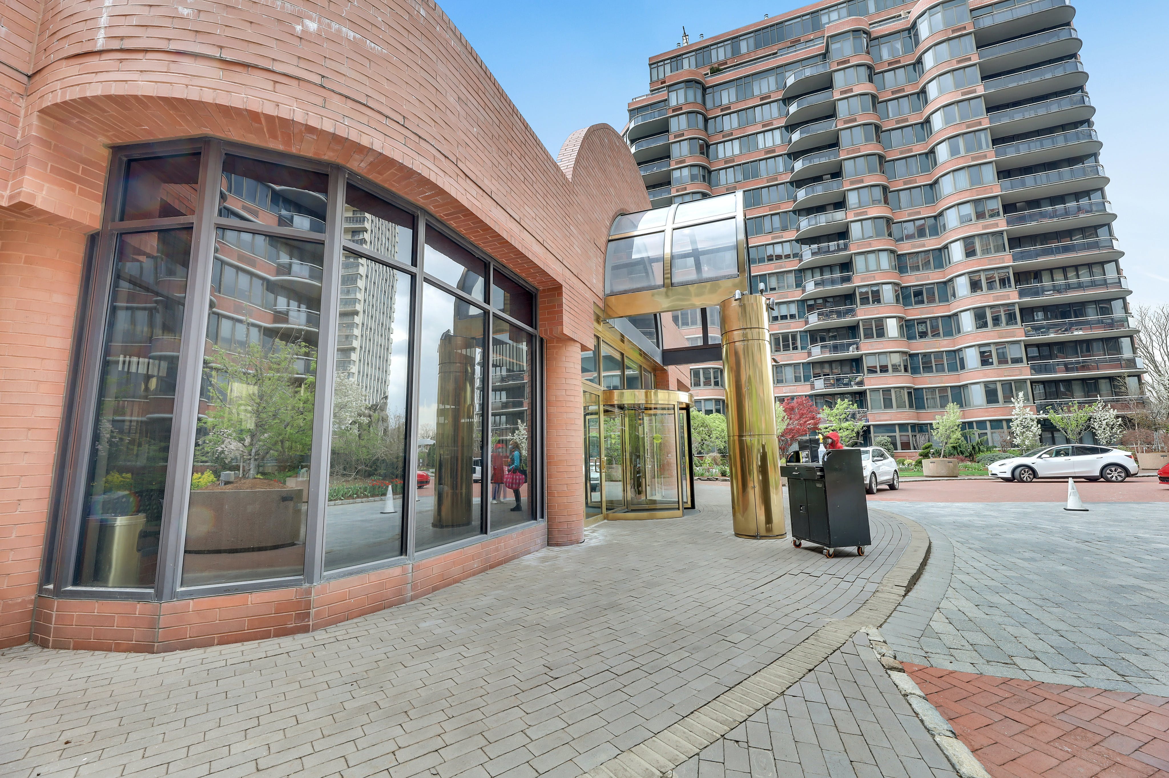100 N Carlyle Dr 6LN