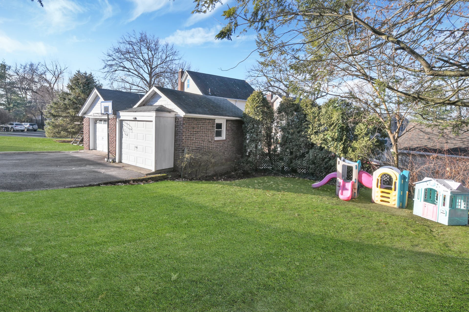 827 Bogert Rd